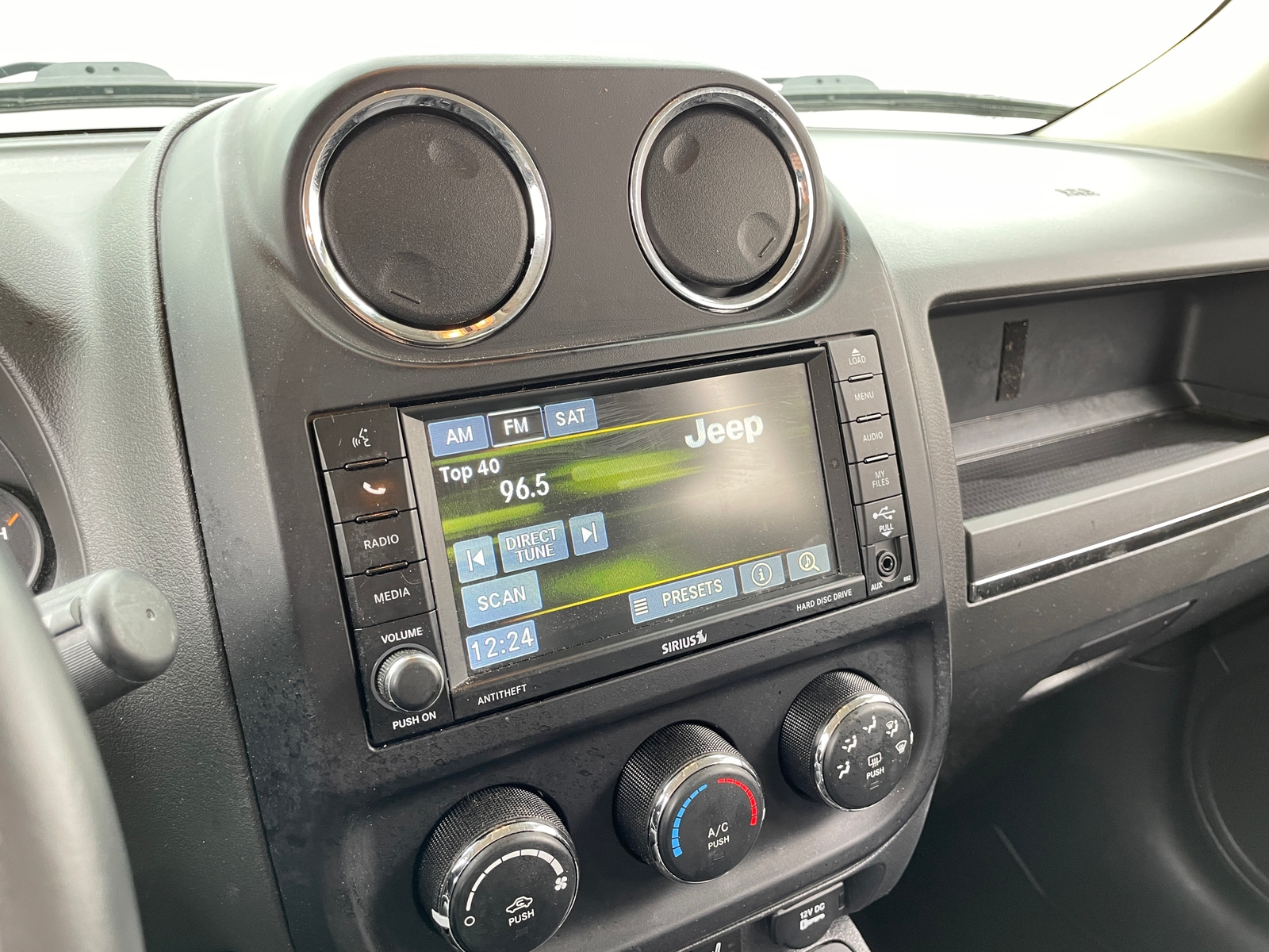 Thumbnail: 2015 Jeep Patriot - 3