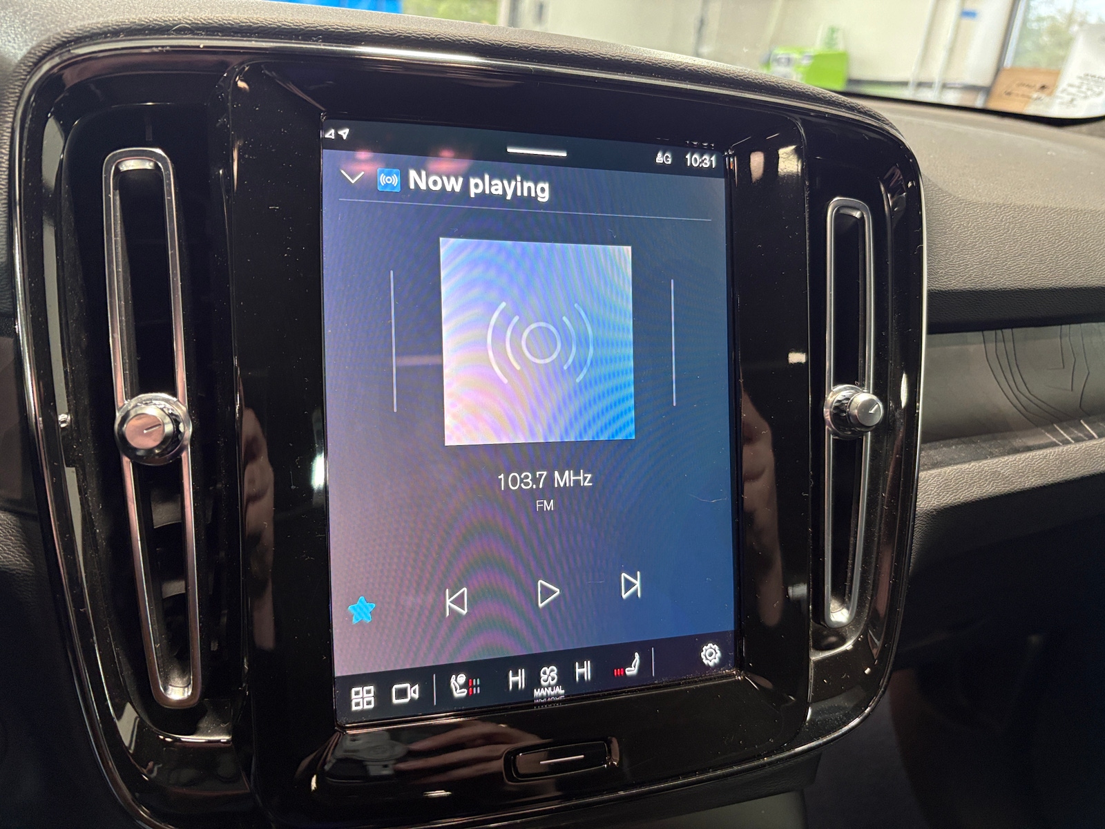 Thumbnail: 2022 Volvo C40 - 4