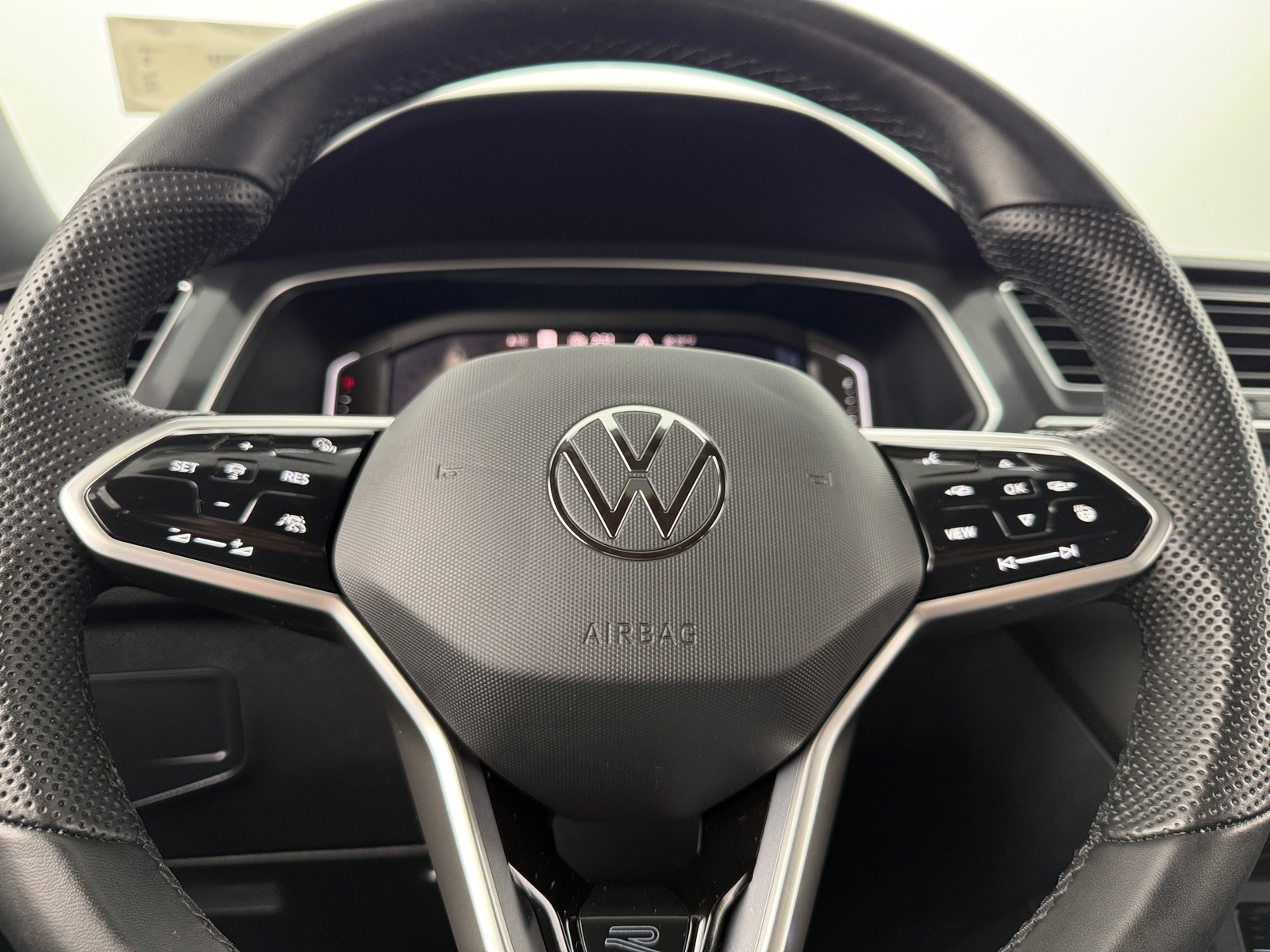 Thumbnail: 2024 Volkswagen Tiguan - 4