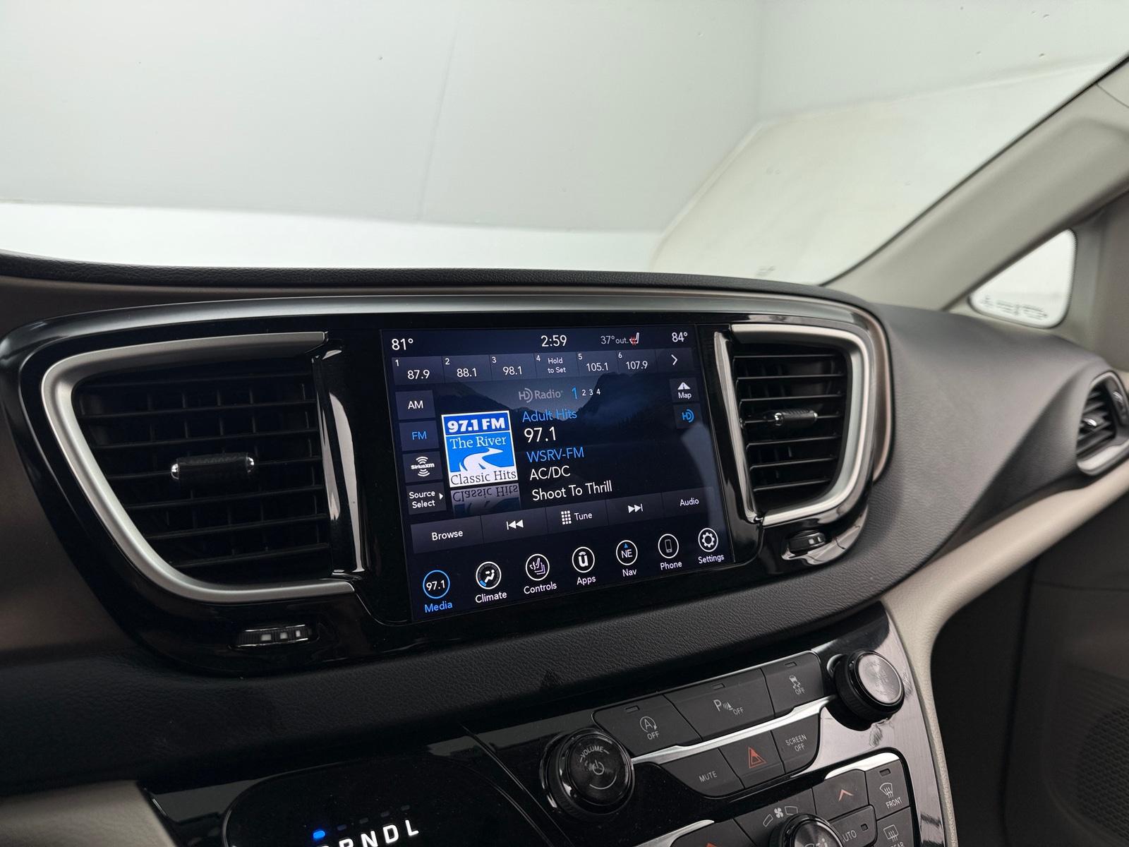 Thumbnail: 2018 Chrysler Pacifica - 3