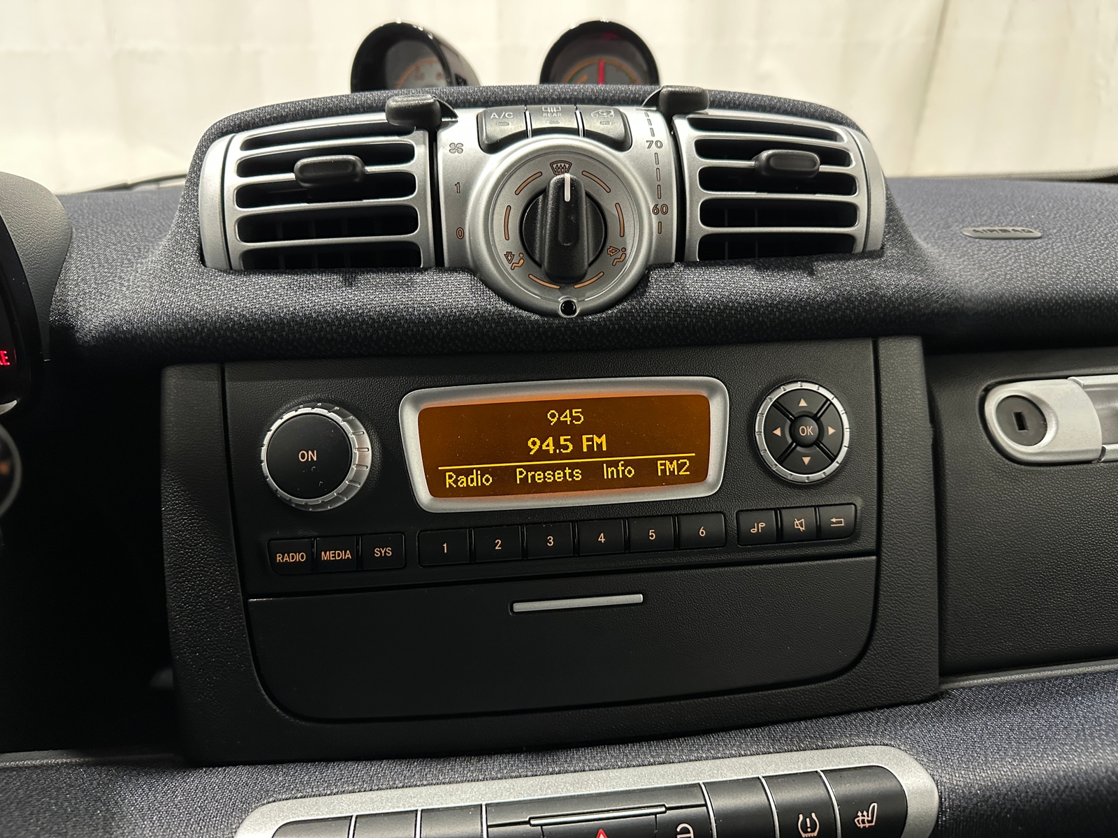 Thumbnail: 2016 smart fortwo - 3