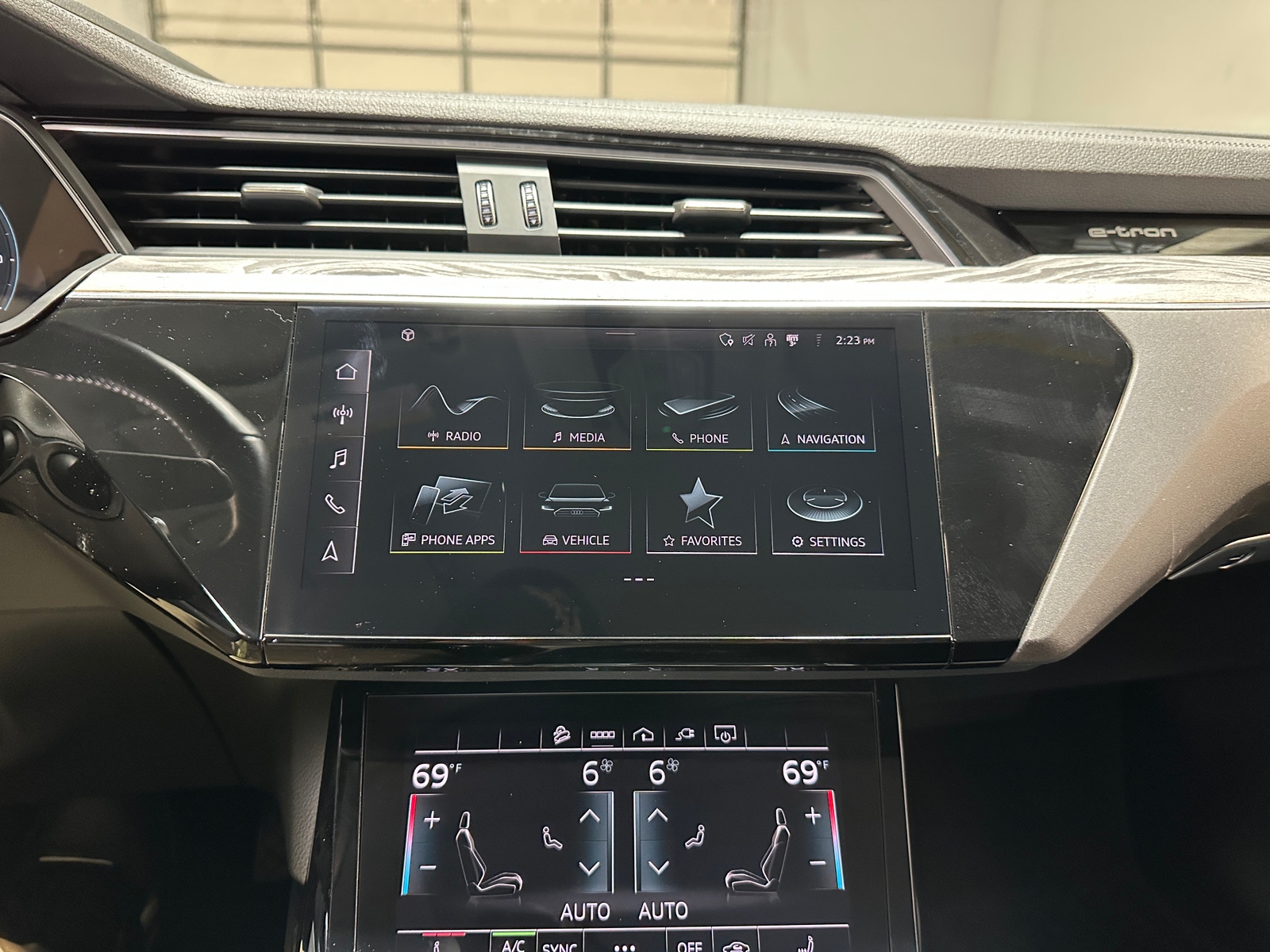 Thumbnail: 2021 Audi e-tron - 3