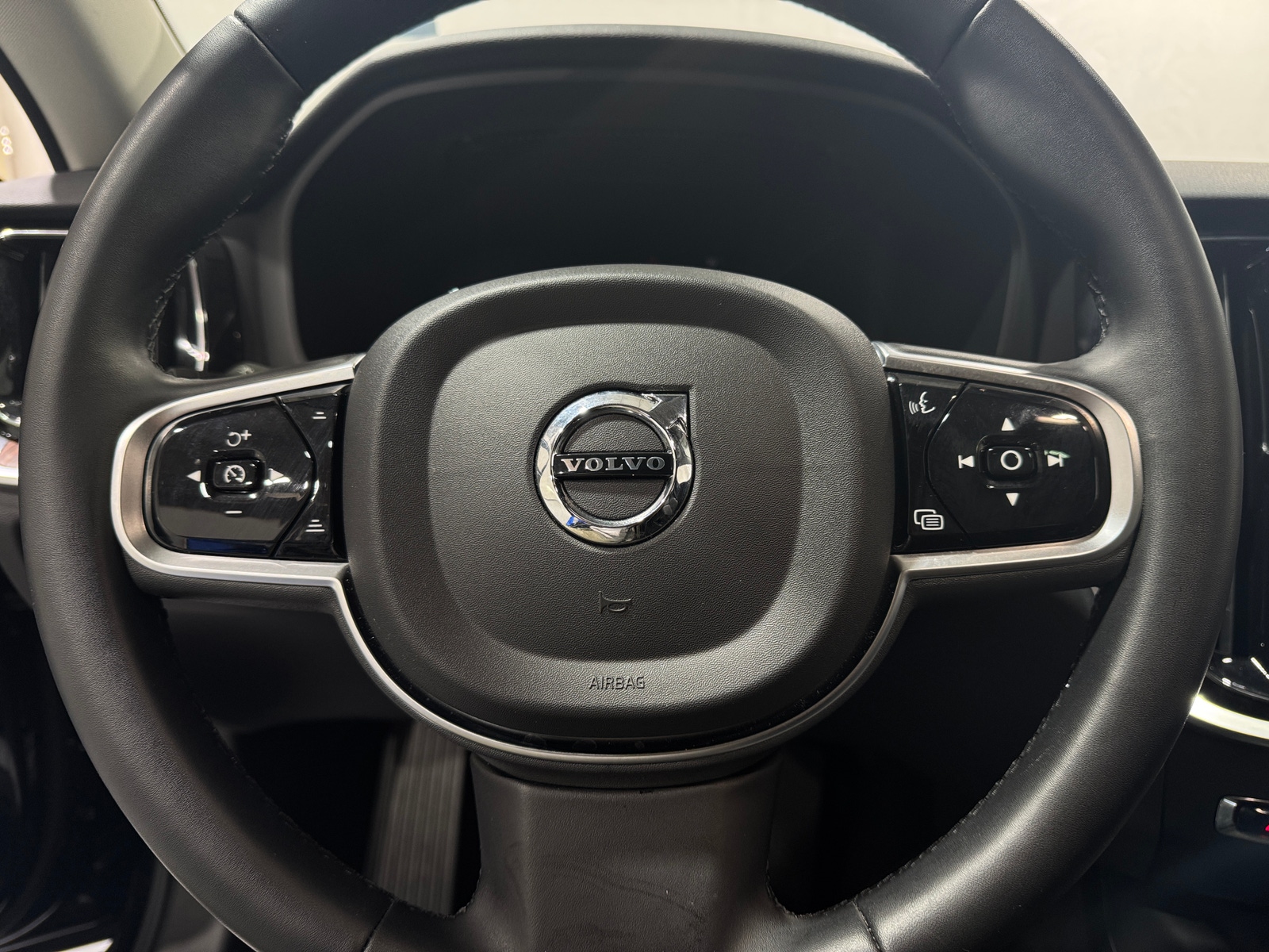 Thumbnail: 2025 Volvo V60 - 4