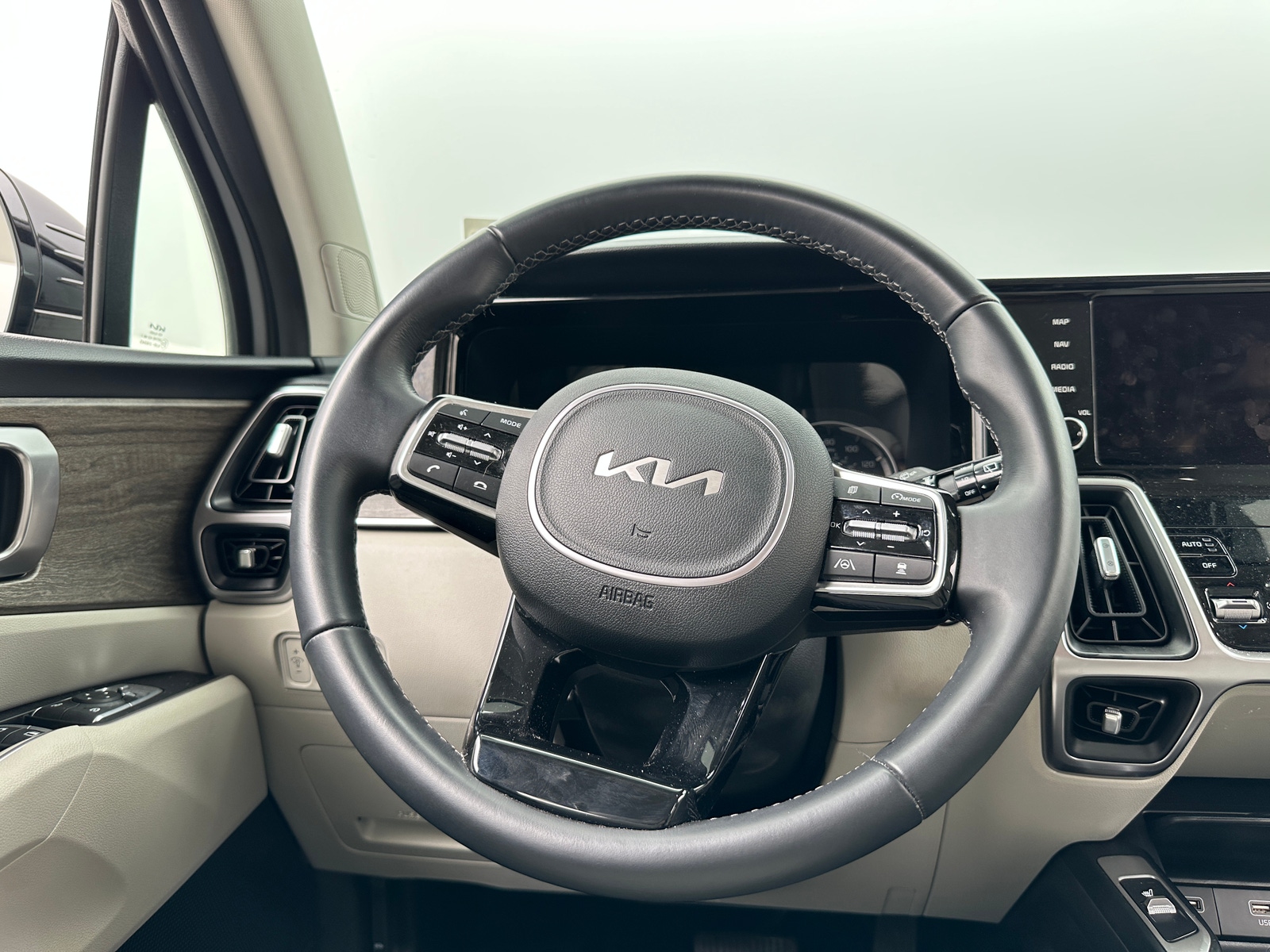 Thumbnail: 2023 Kia Sorento - 4