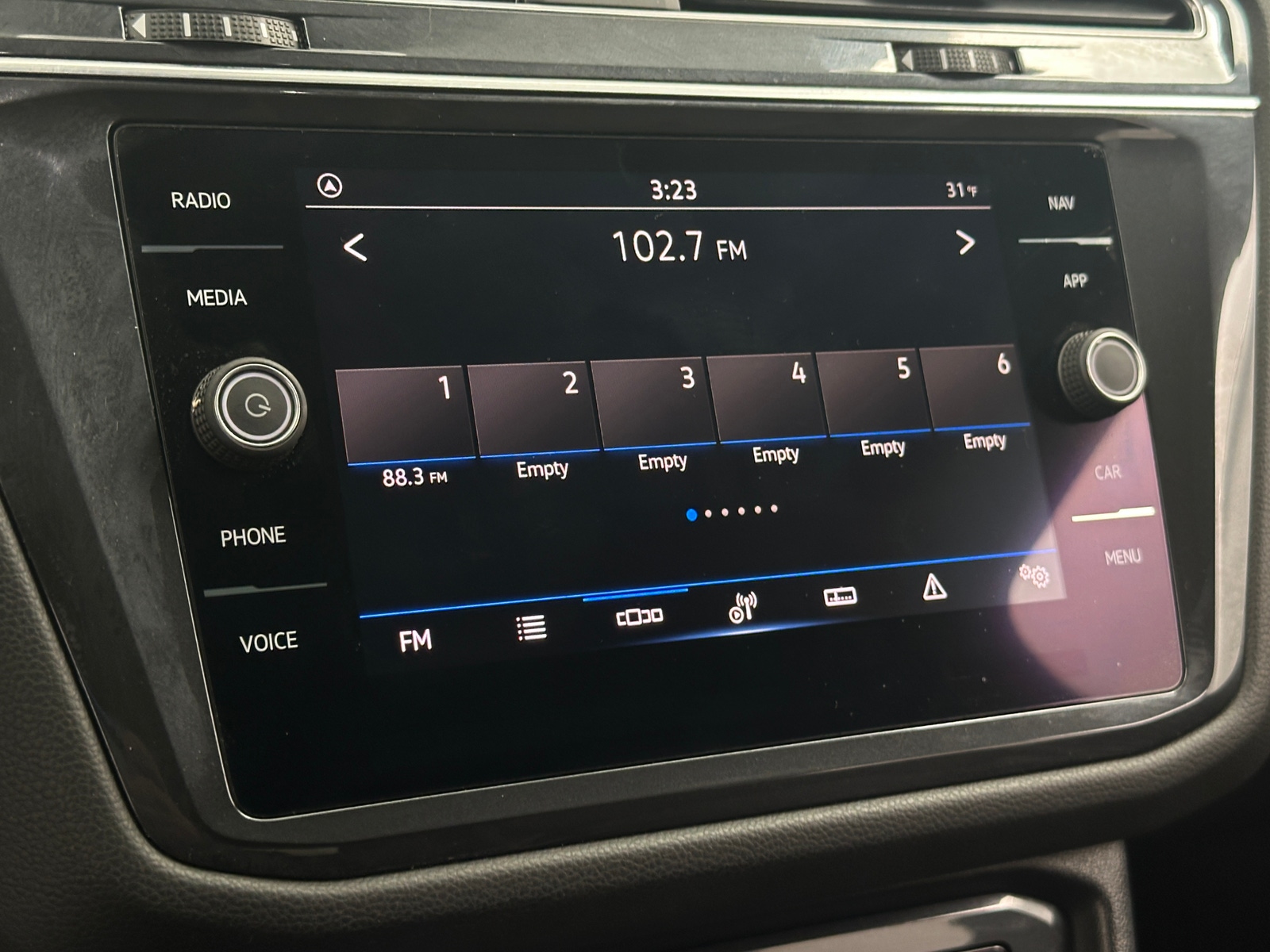 Thumbnail: 2022 Volkswagen Tiguan - 3