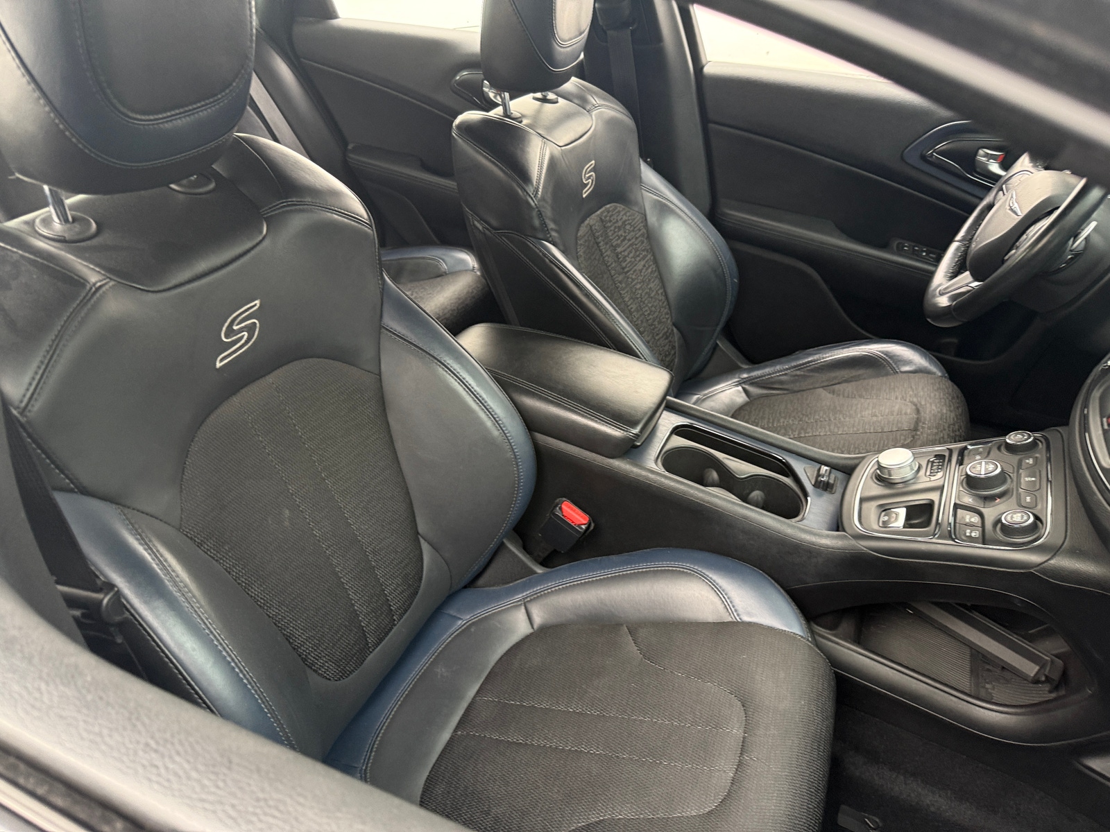 Thumbnail: 2016 Chrysler 200 - 2