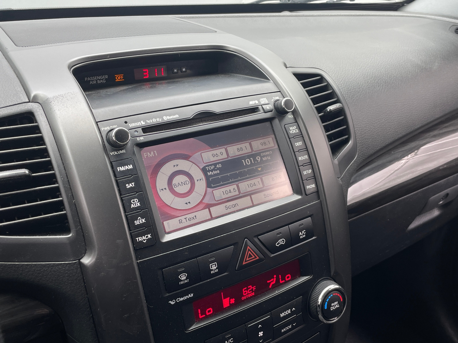 Thumbnail: 2013 Kia Sorento - 3