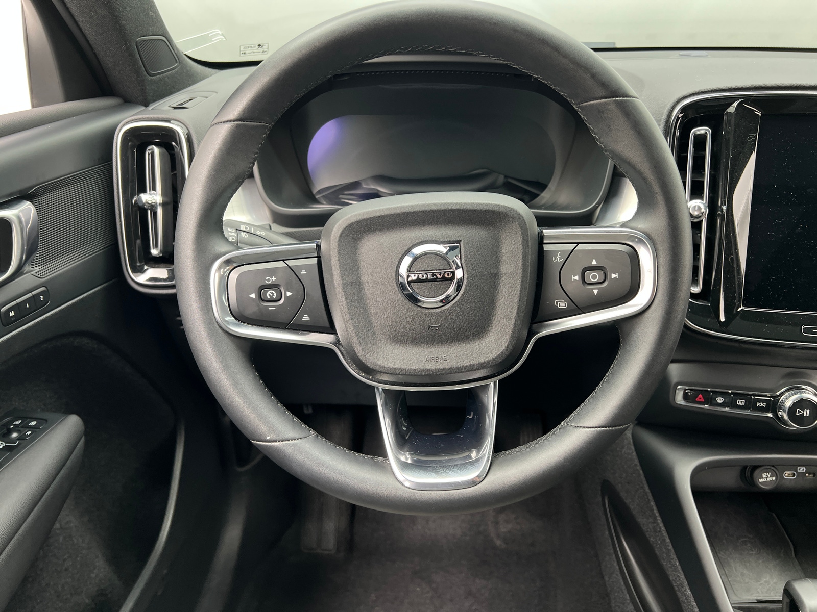 Thumbnail: 2024 Volvo XC40 - 5