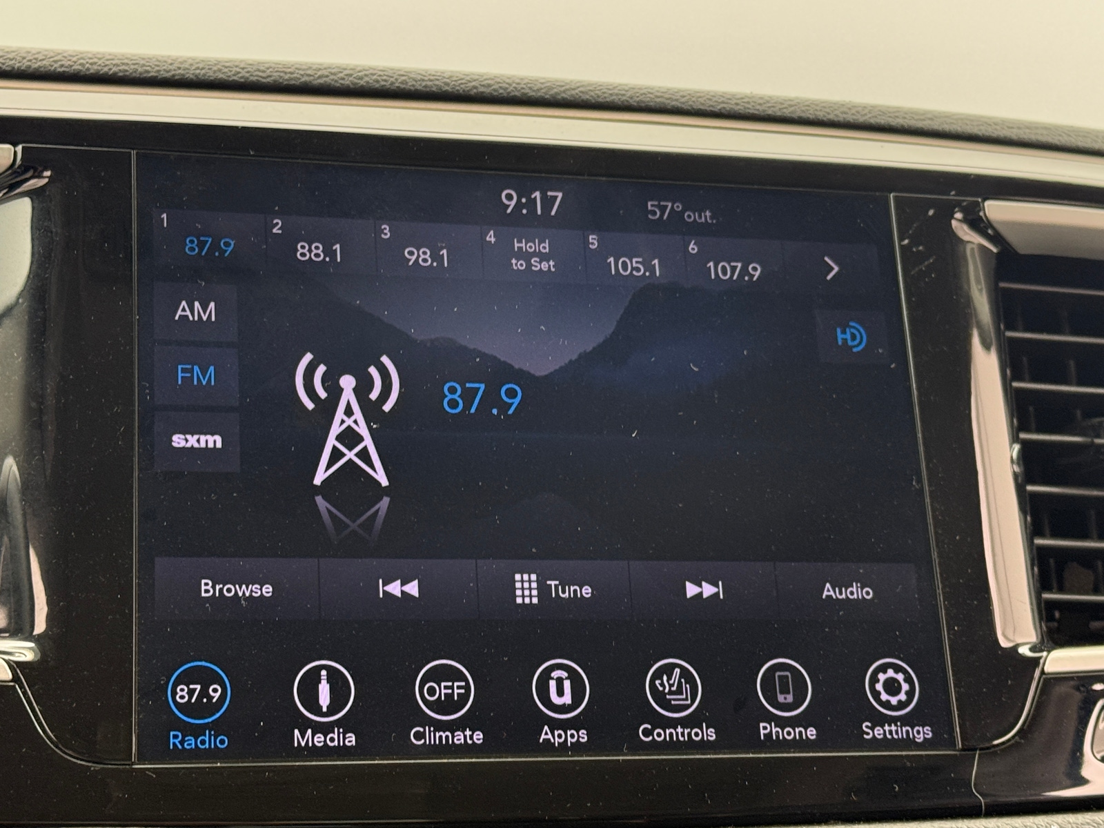 Thumbnail: 2018 Chrysler Pacifica - 3