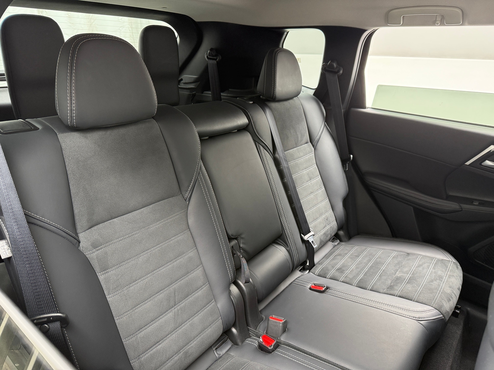 Thumbnail: 2024 Mitsubishi Outlander - 5