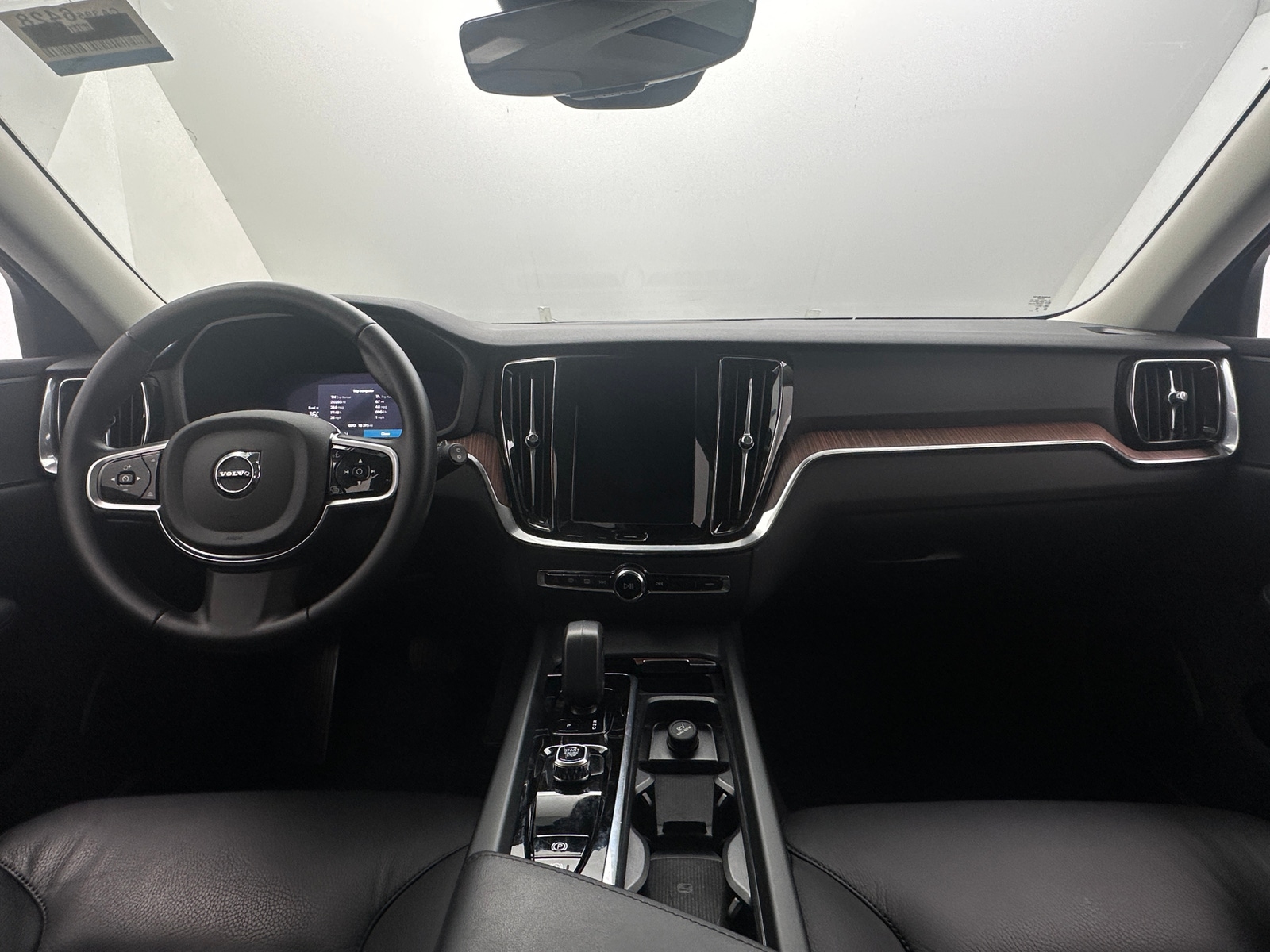 Thumbnail: 2025 Volvo V60 - 2