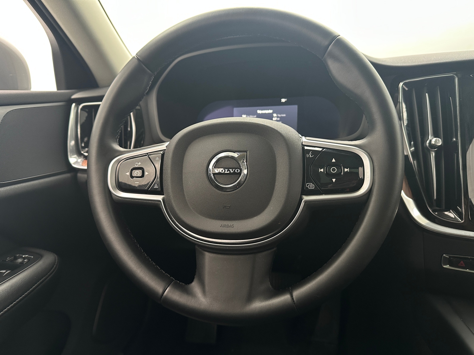 Thumbnail: 2025 Volvo V60 - 4