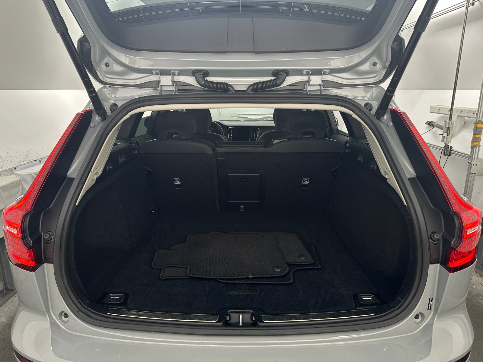 Thumbnail: 2025 Volvo V60 - 6