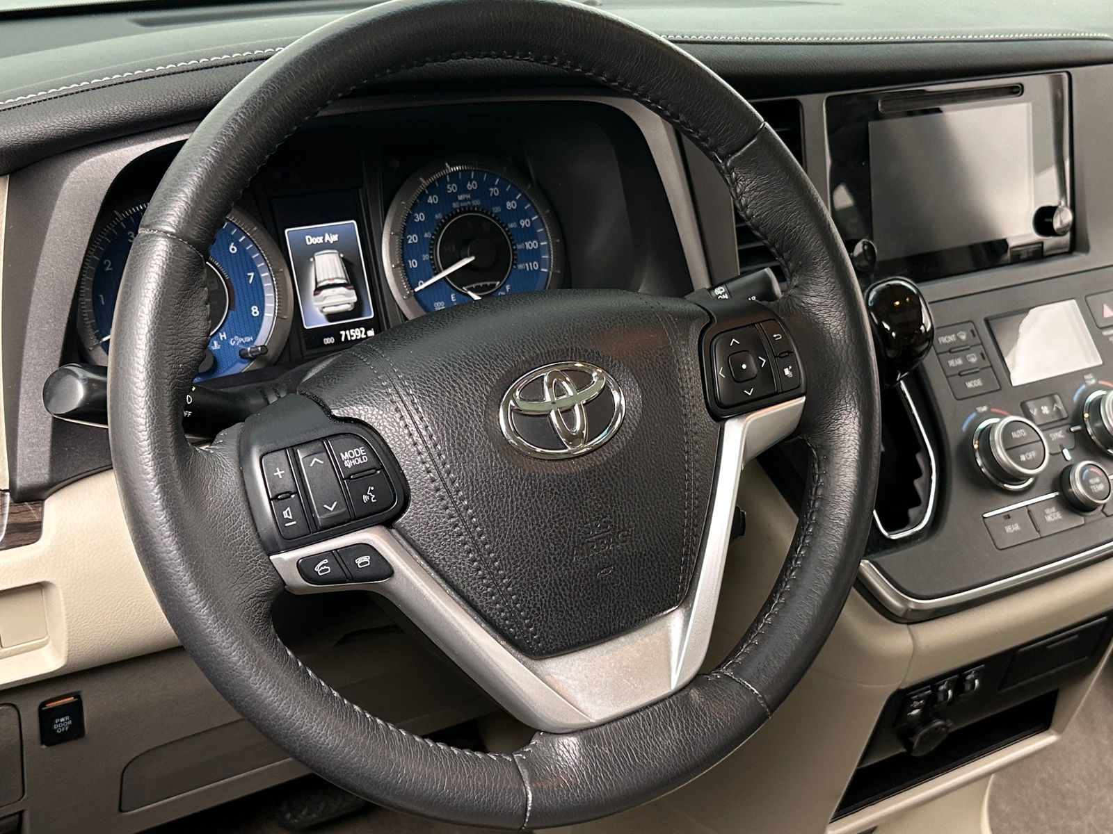 Thumbnail: 2017 Toyota Sienna - 4