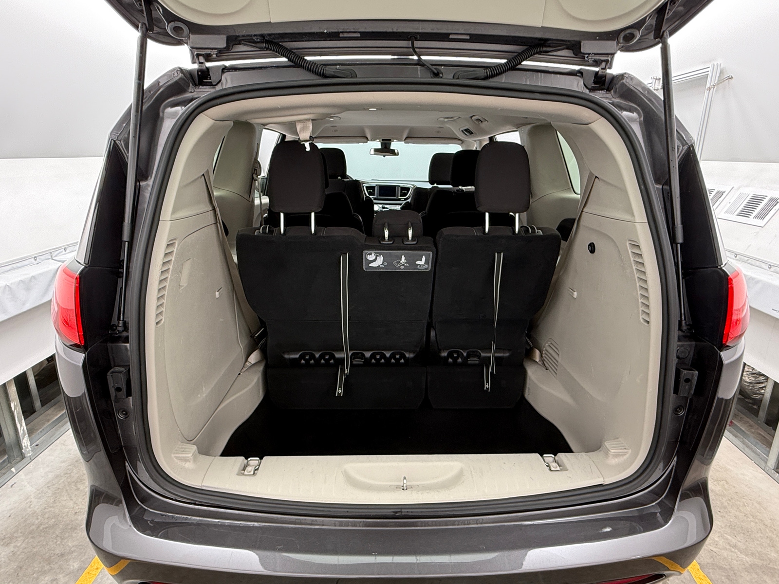 Thumbnail: 2021 Chrysler Voyager - 7