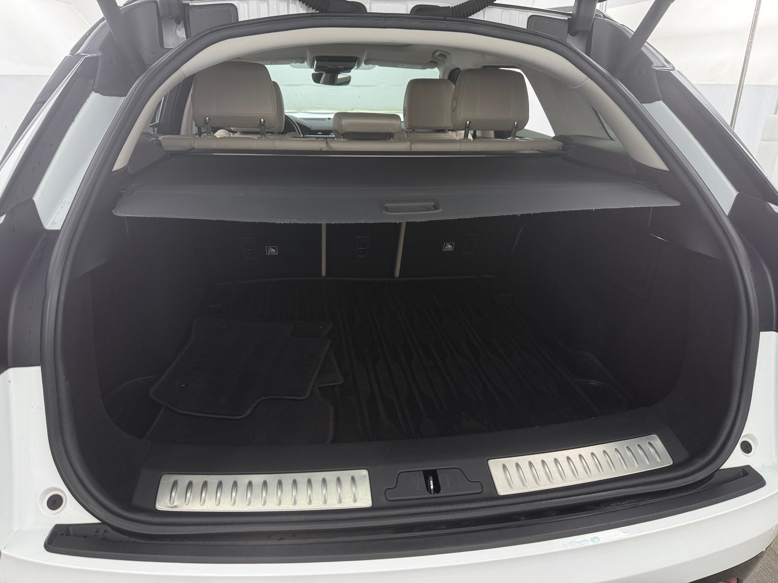 Thumbnail: 2020 Land Rover Range Rover Velar - 6