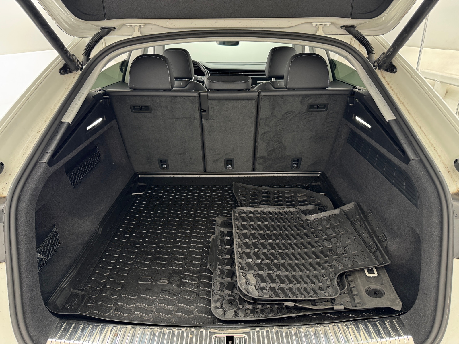 Thumbnail: 2022 Audi Q8 - 6