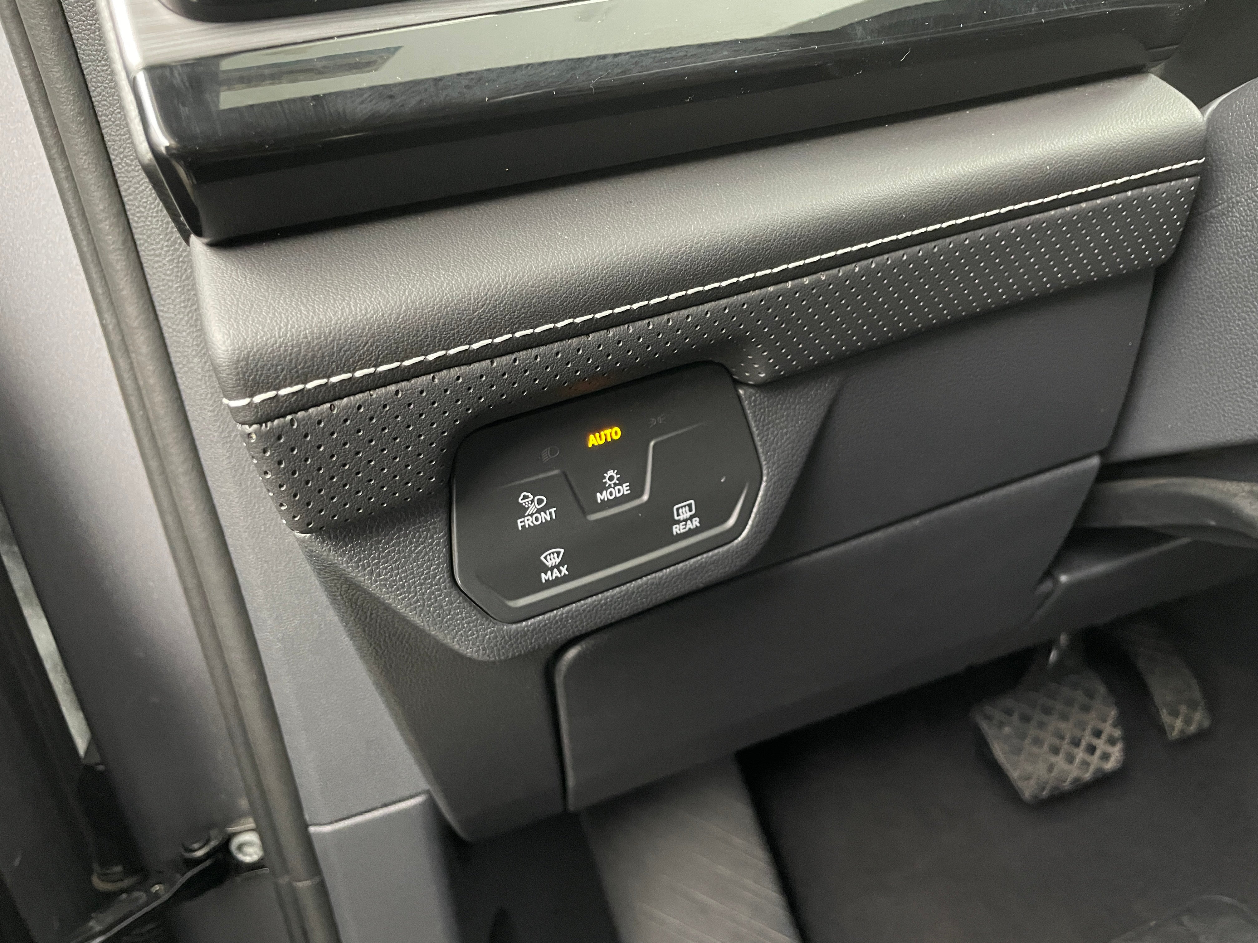 2025 Volkswagen Atlas Cross Sport SE w/Tech - Photo 2