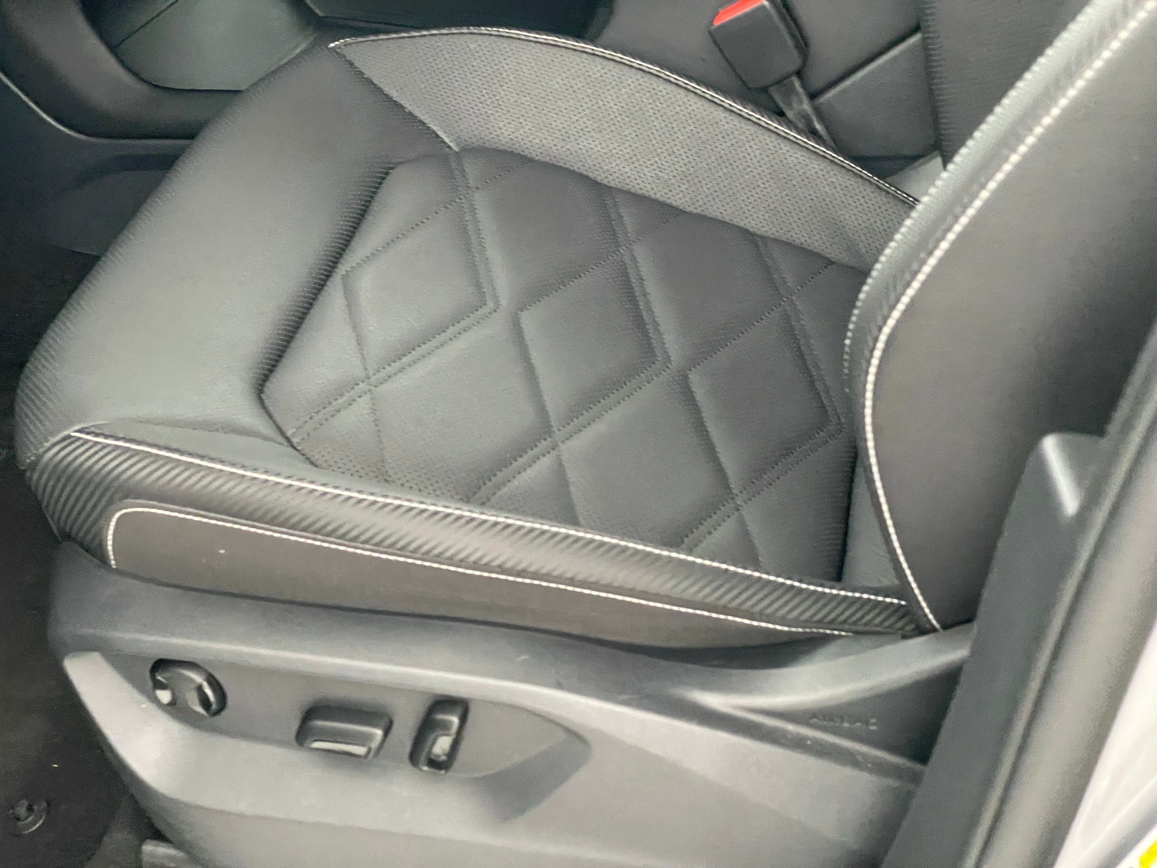 2025 Volkswagen Atlas Cross Sport SE w/Tech - Photo 23