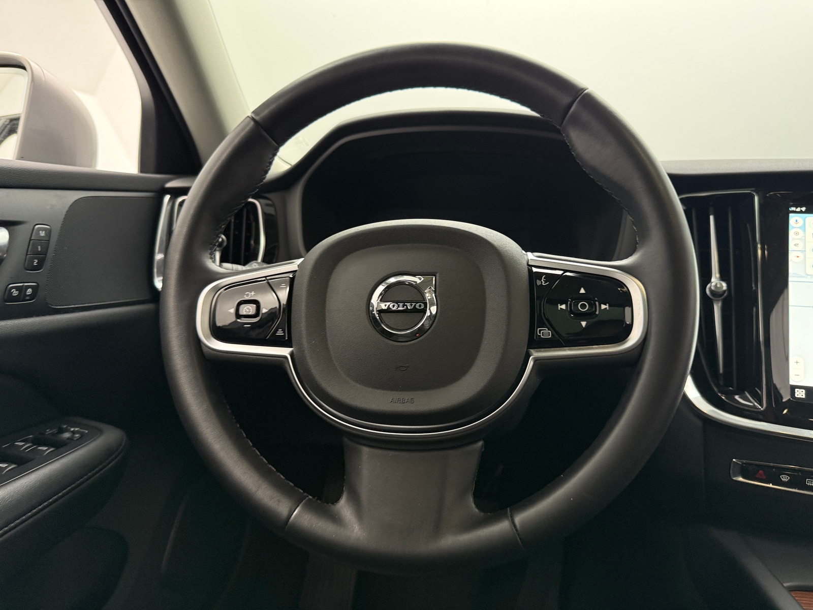 Thumbnail: 2025 Volvo V60 - 4