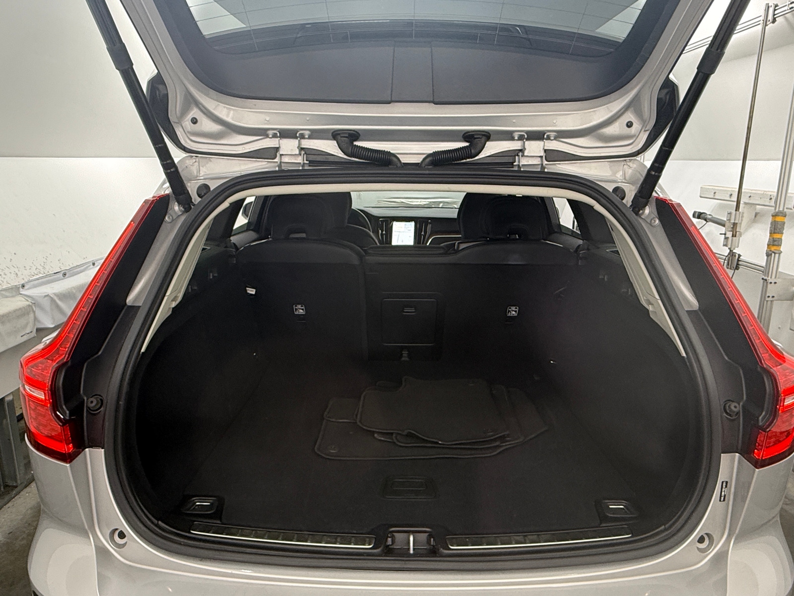 Thumbnail: 2025 Volvo V60 - 6