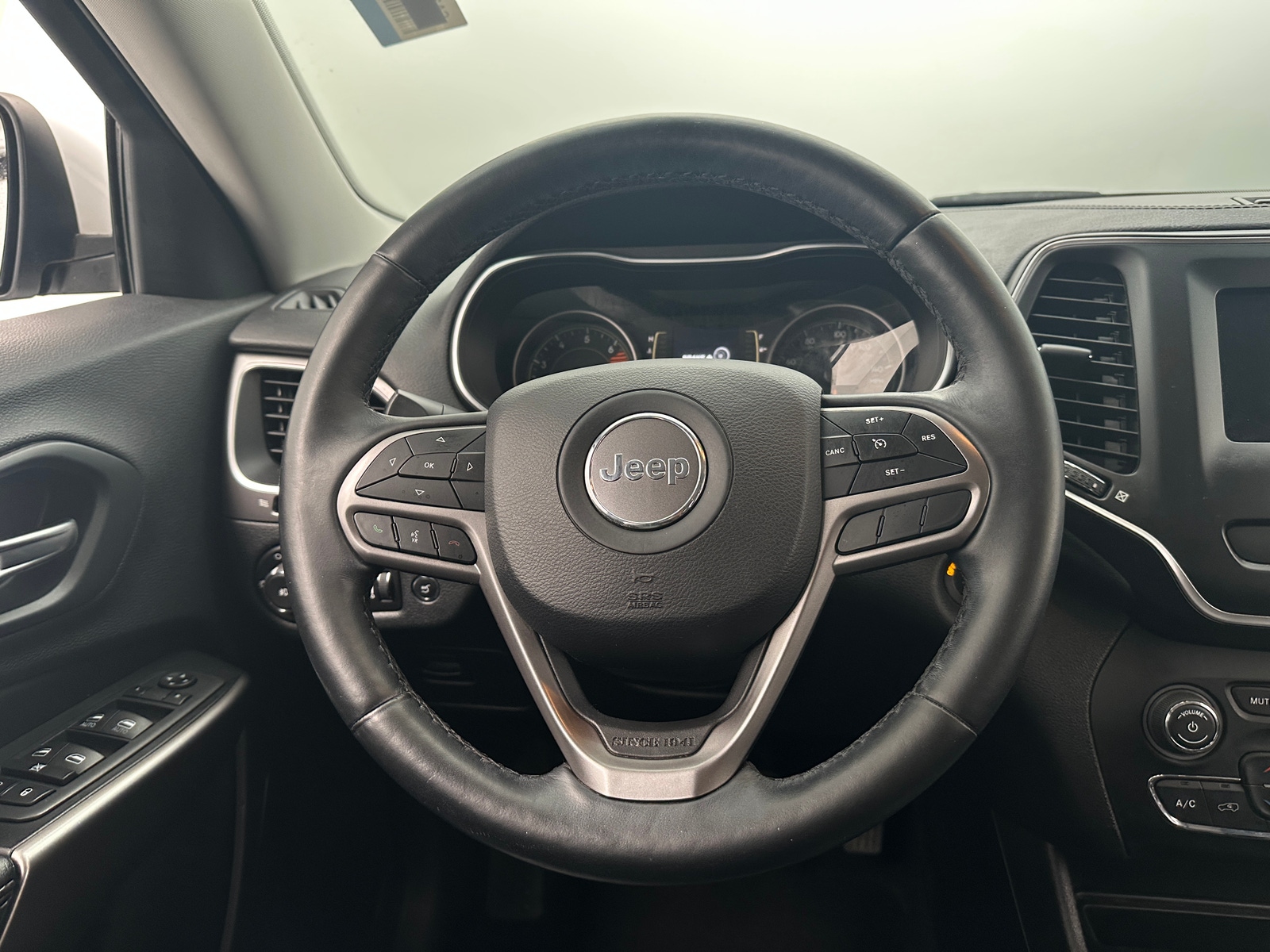 Thumbnail: 2019 Jeep Cherokee - 5