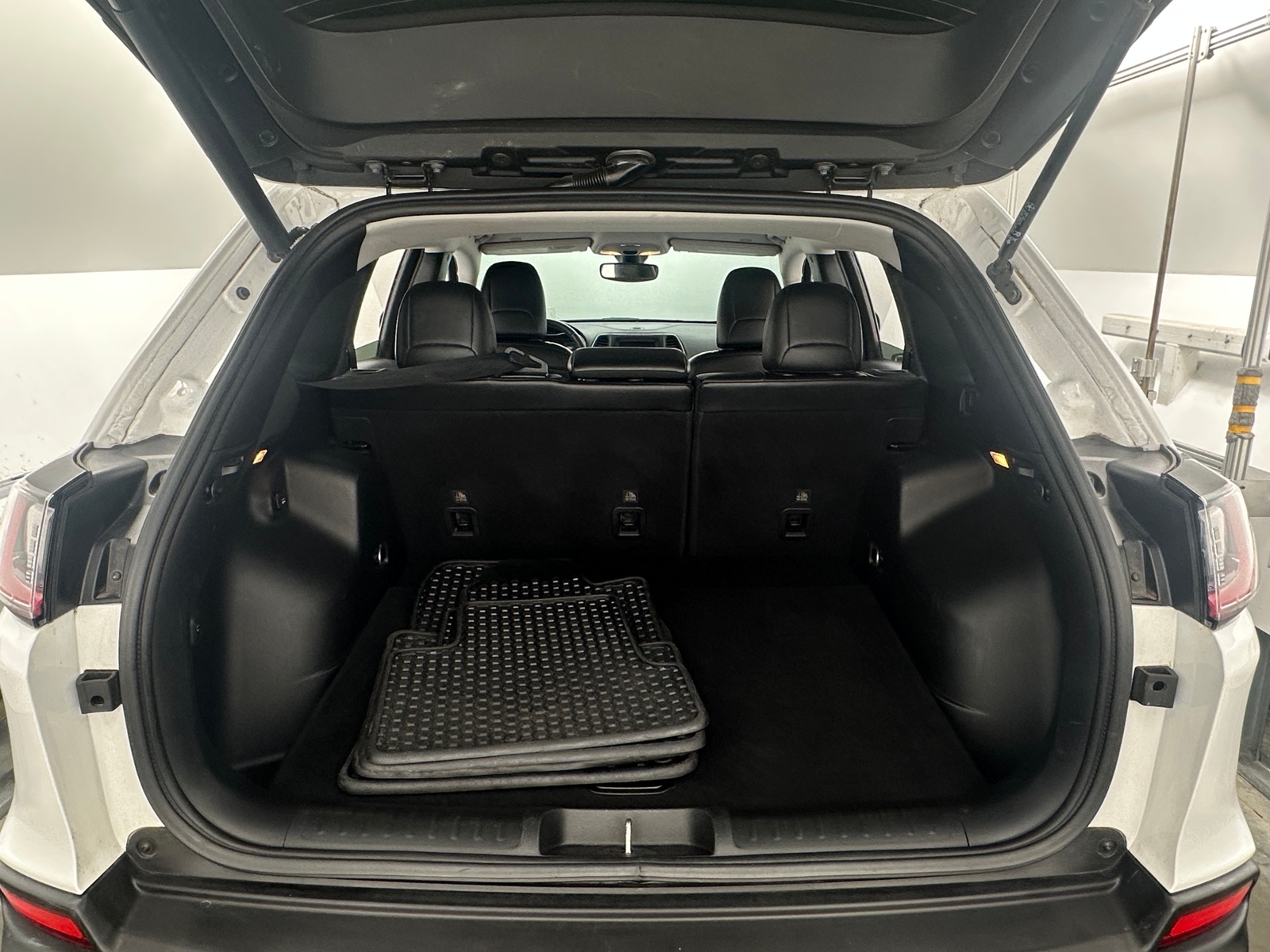 Thumbnail: 2019 Jeep Cherokee - 7