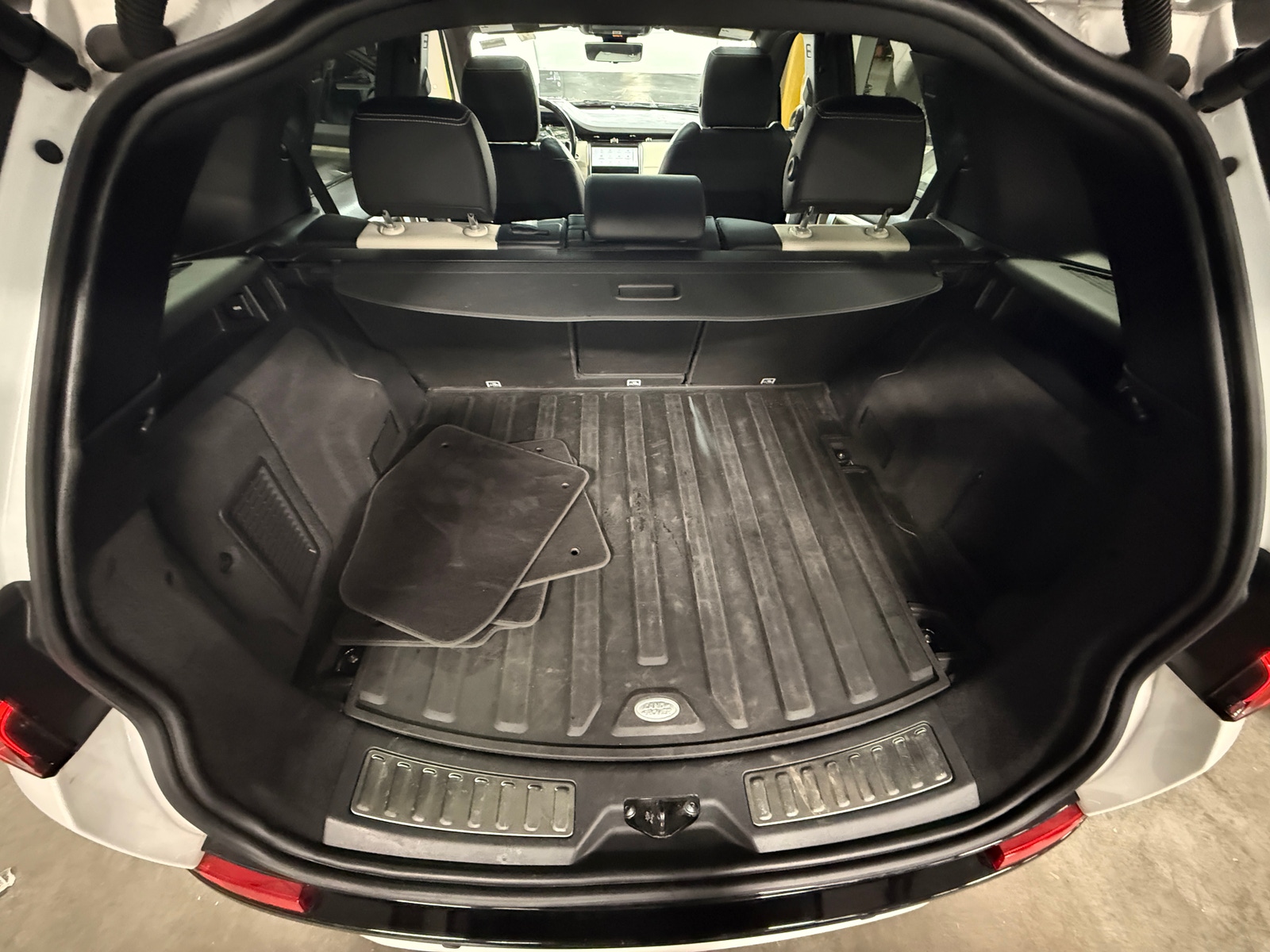 Thumbnail: 2021 Land Rover Discovery Sport - 6