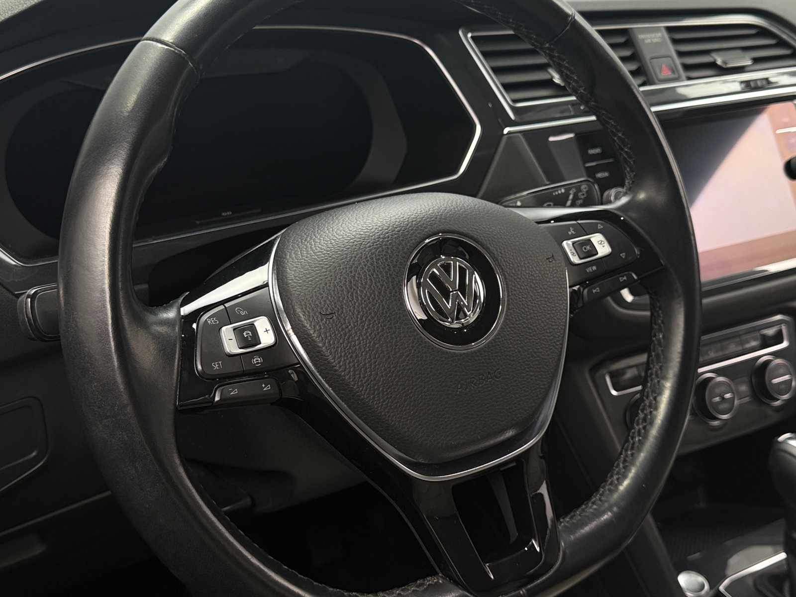 Thumbnail: 2019 Volkswagen Tiguan - 4