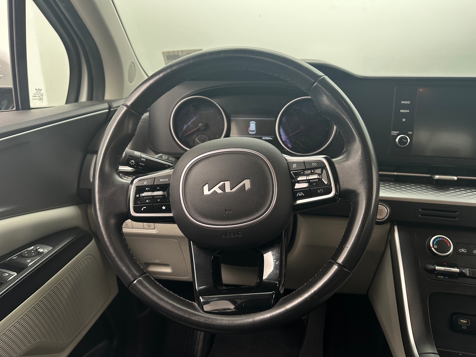 Thumbnail: 2023 Kia Carnival - 4