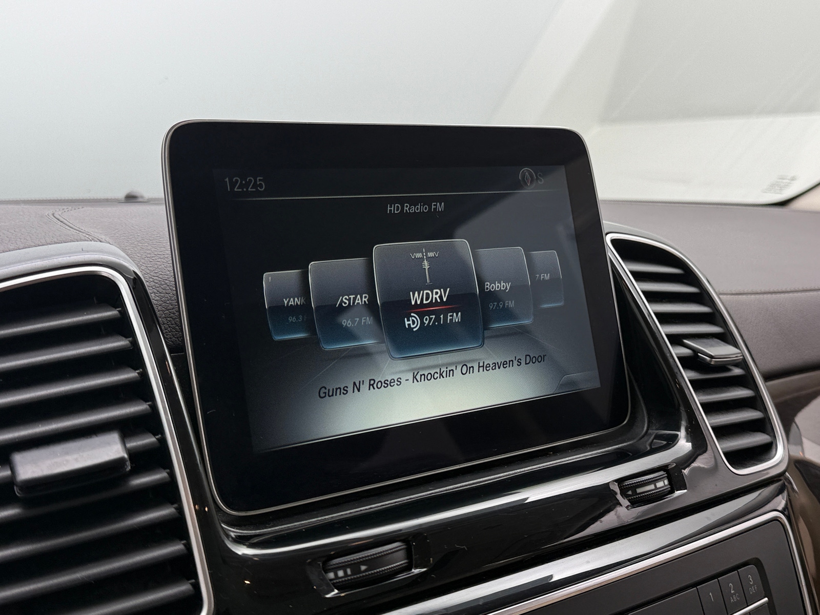 Thumbnail: 2017 Mercedes-Benz GLS - 3