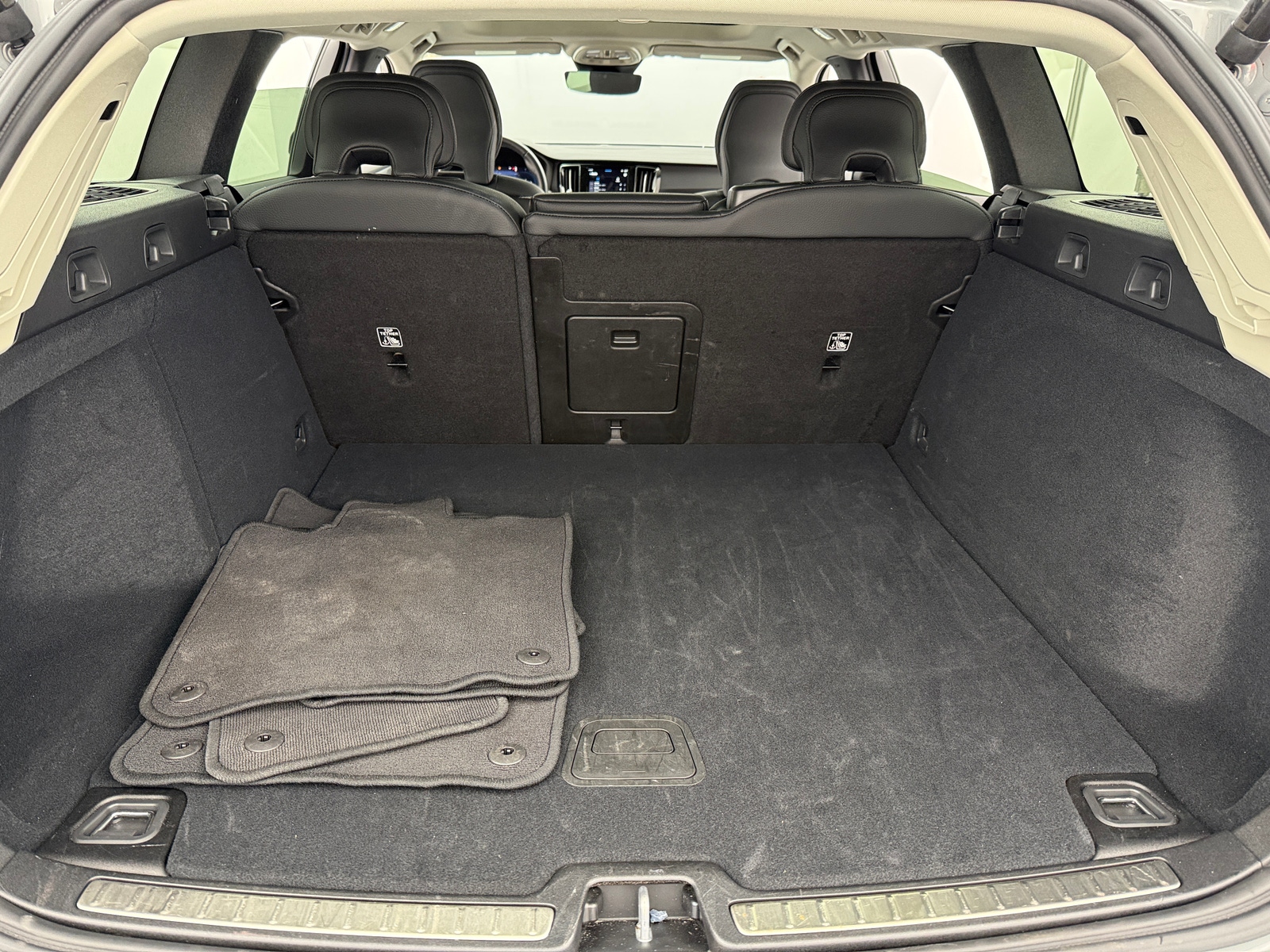 Thumbnail: 2025 Volvo V60 - 6