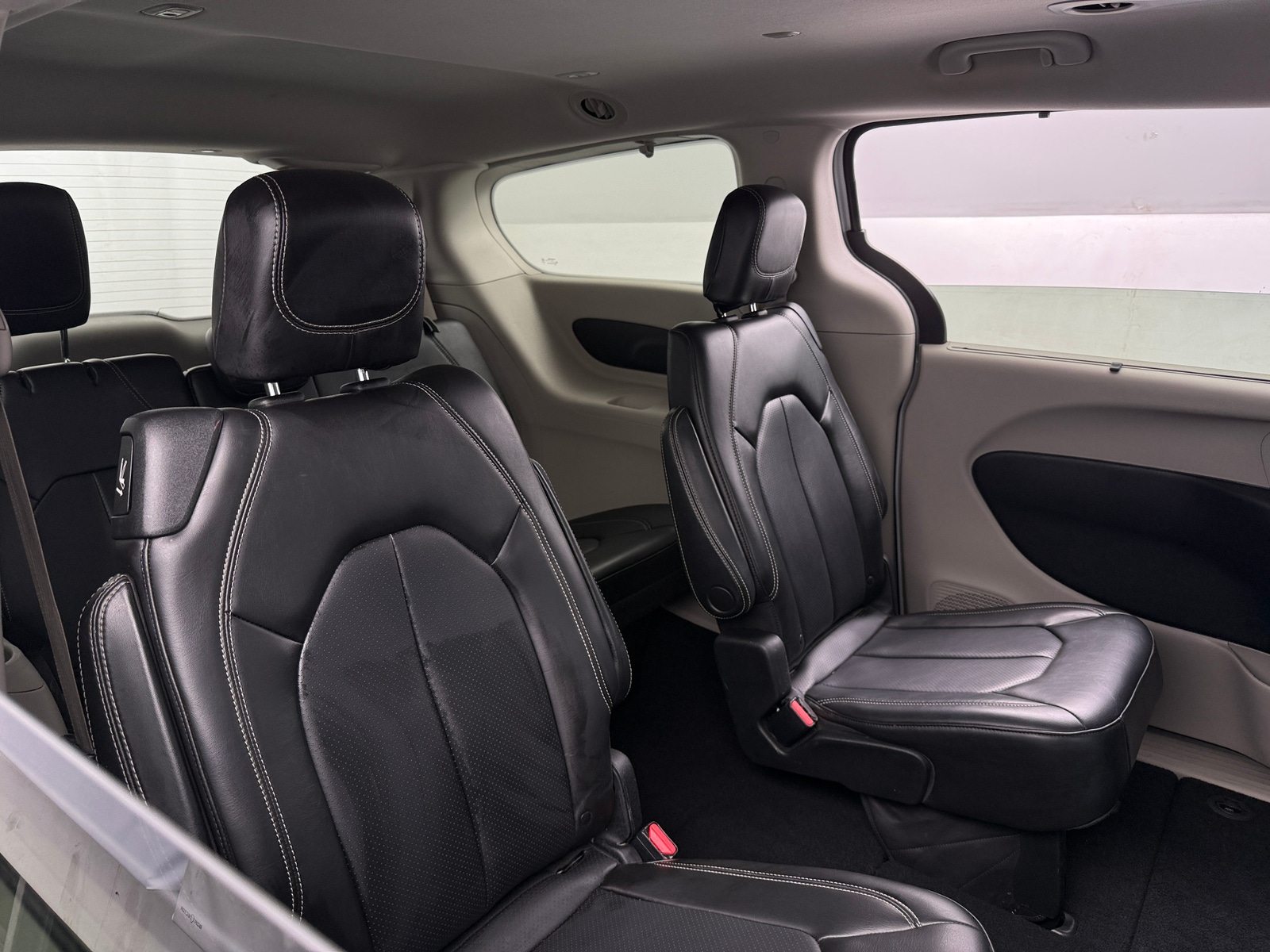 Thumbnail: 2020 Chrysler Voyager - 5