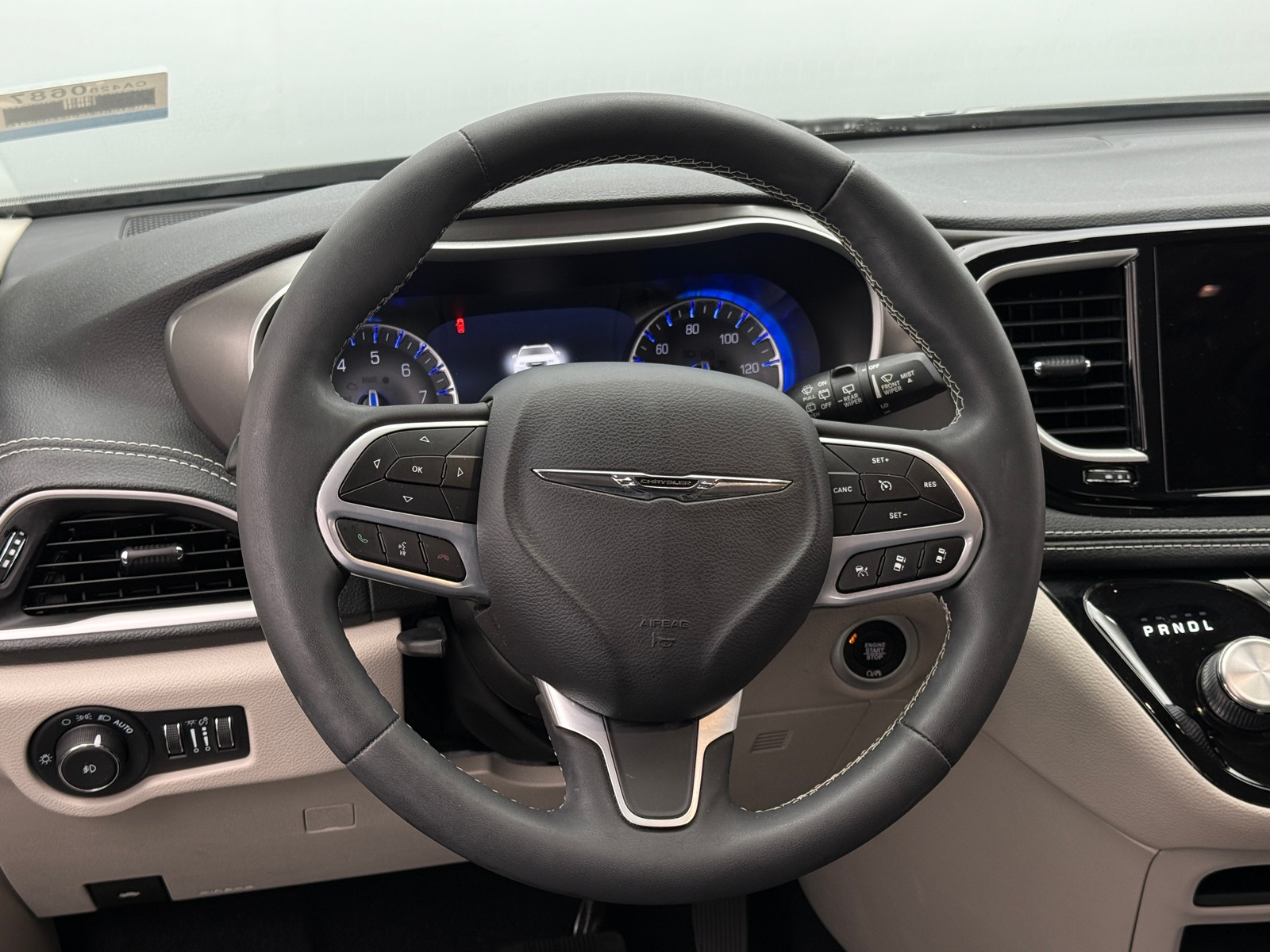 Thumbnail: 2023 Chrysler Pacifica - 4