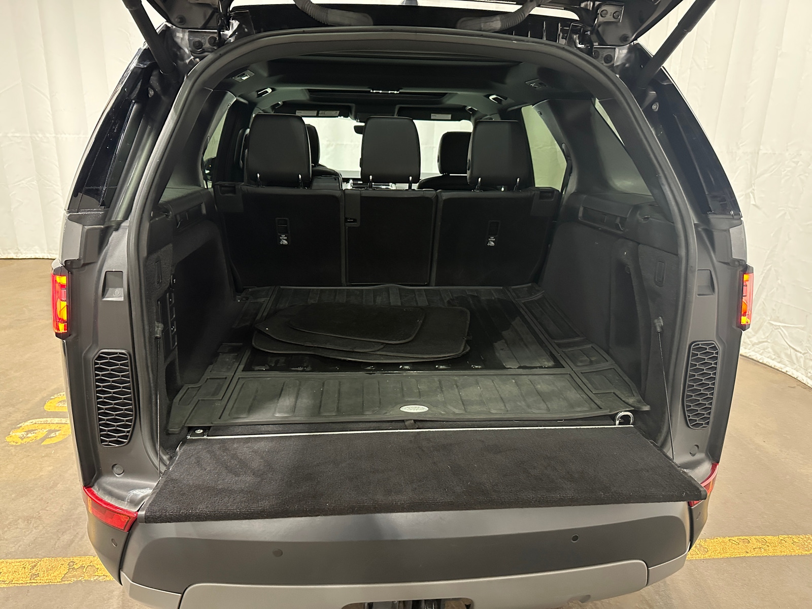 Thumbnail: 2019 Land Rover Discovery - 6