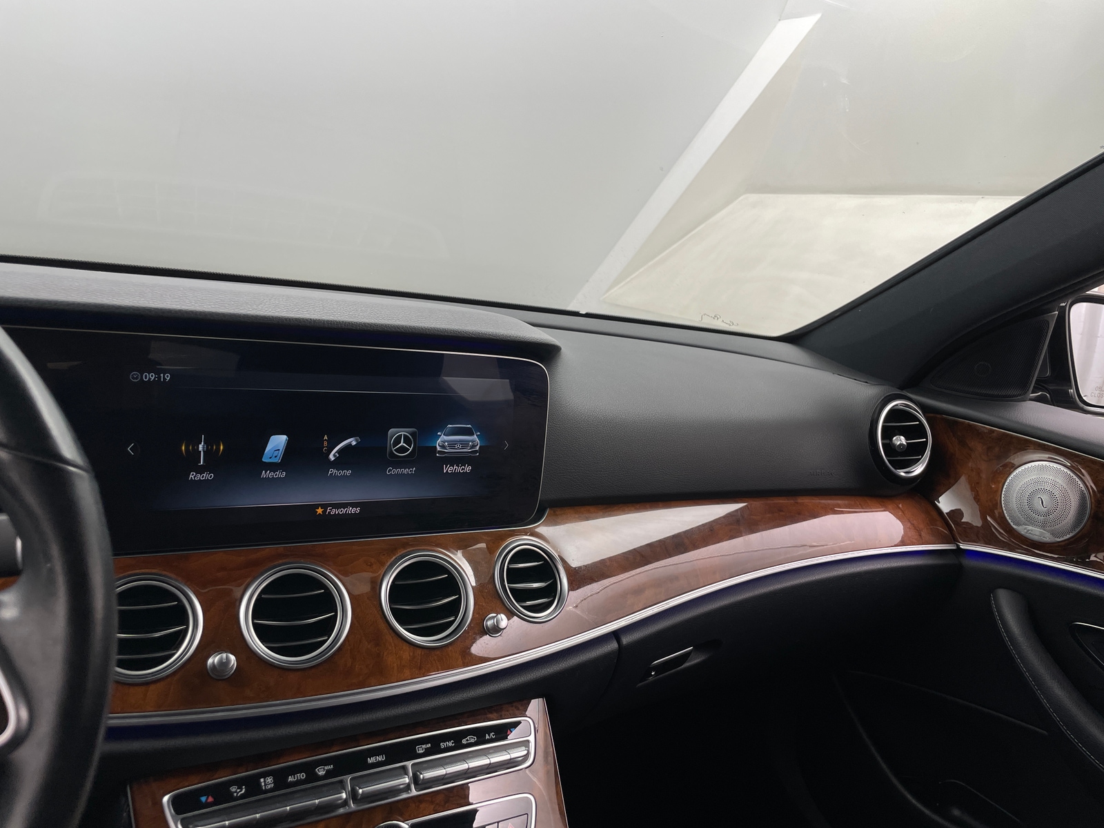 Thumbnail: 2019 Mercedes-Benz E-Class - 3