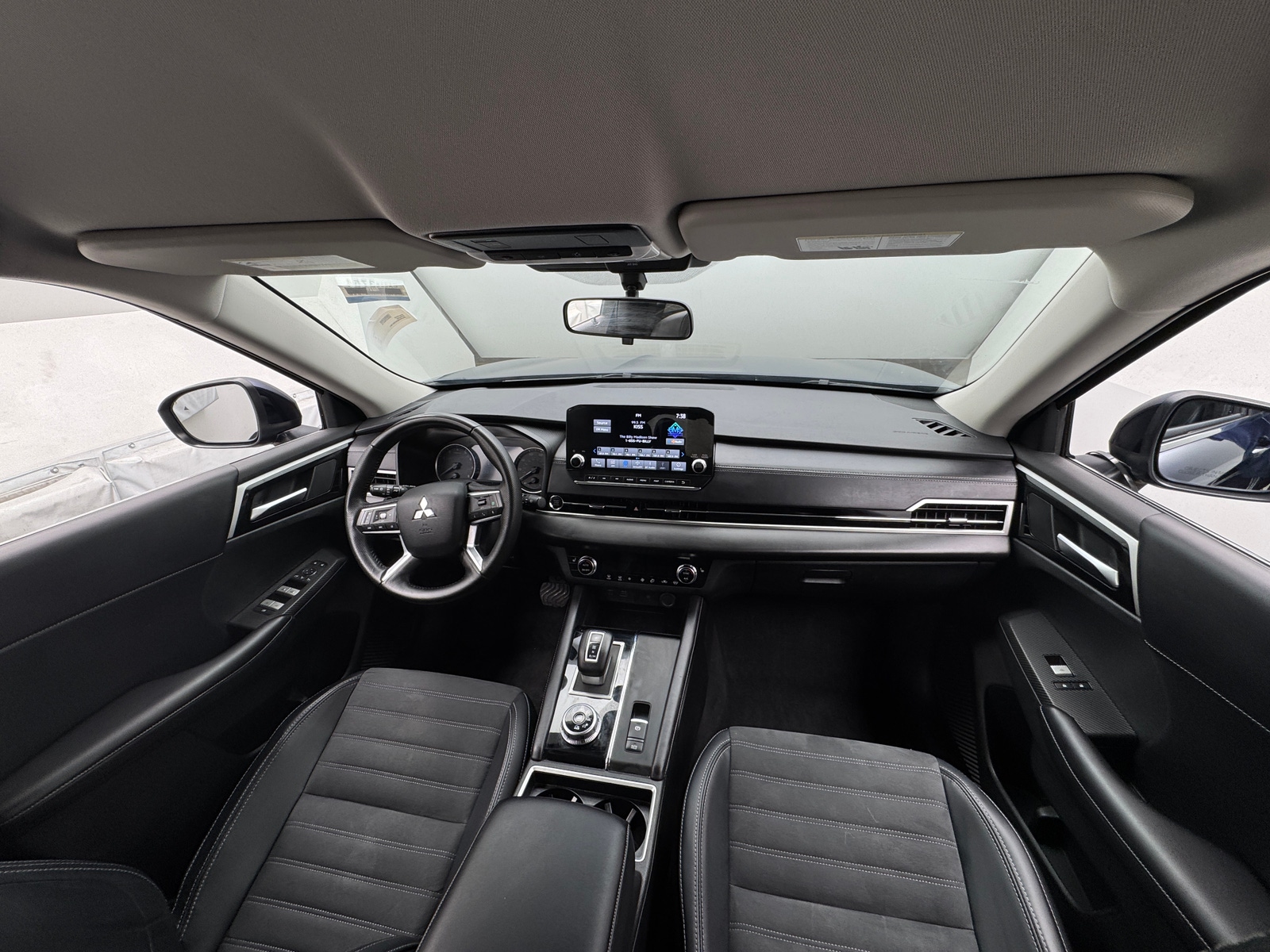 Thumbnail: 2024 Mitsubishi Outlander - 3