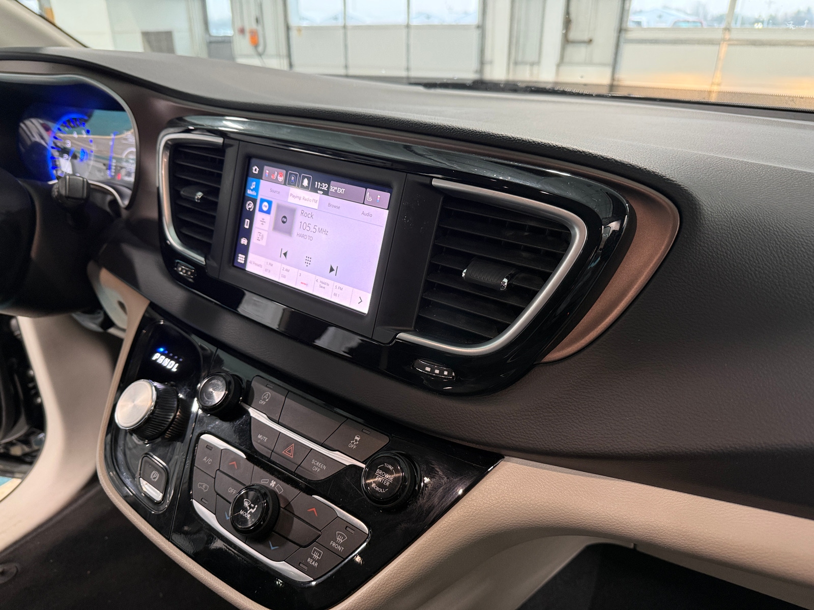 Thumbnail: 2024 Chrysler Voyager - 4