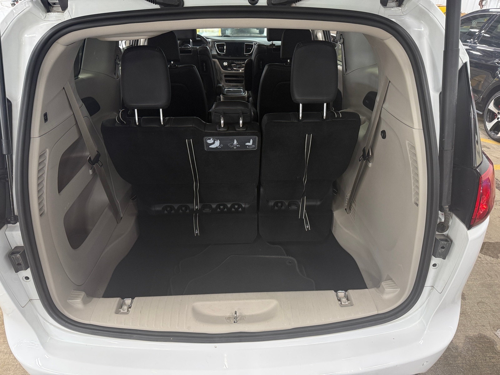 Thumbnail: 2020 Chrysler Pacifica - 6