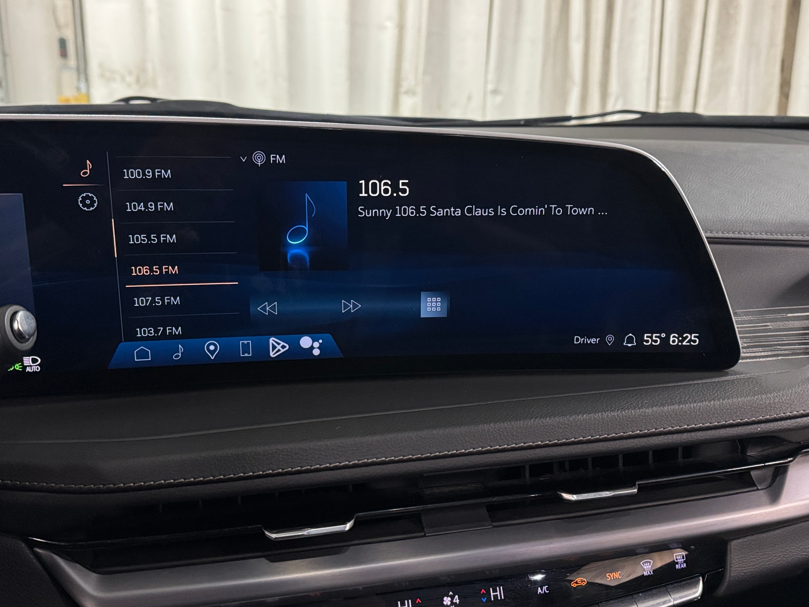 Thumbnail: 2024 Cadillac XT4 - 3