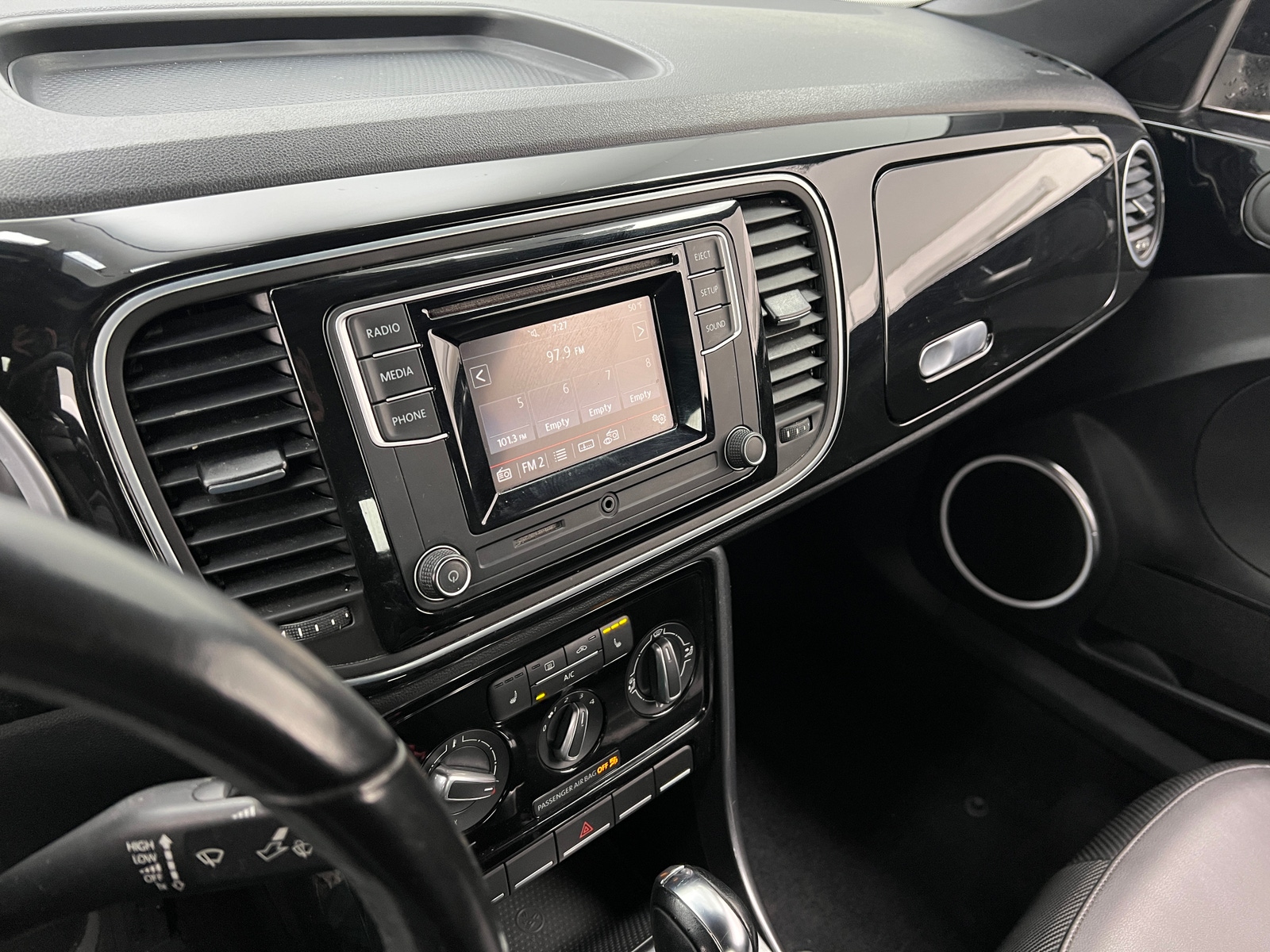 Thumbnail: 2017 Volkswagen Beetle - 4