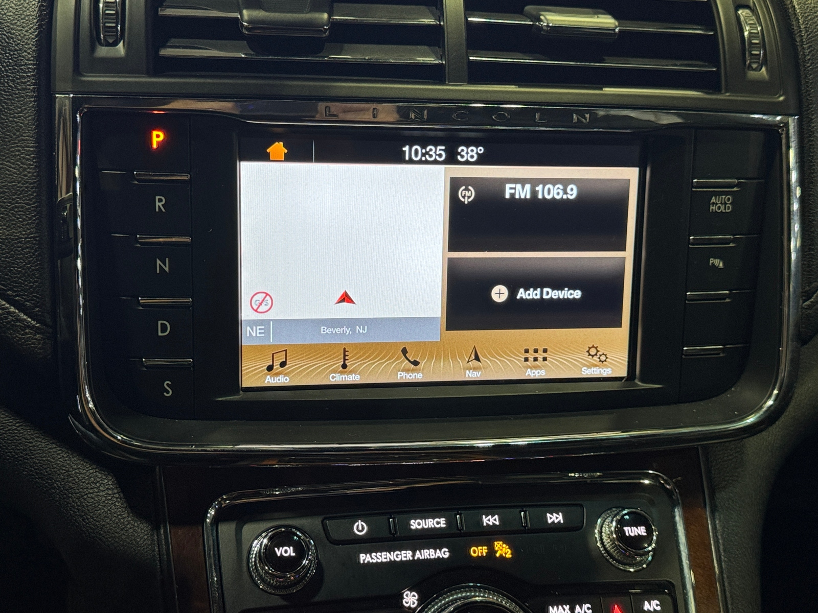 Thumbnail: 2018 Lincoln Continental - 3