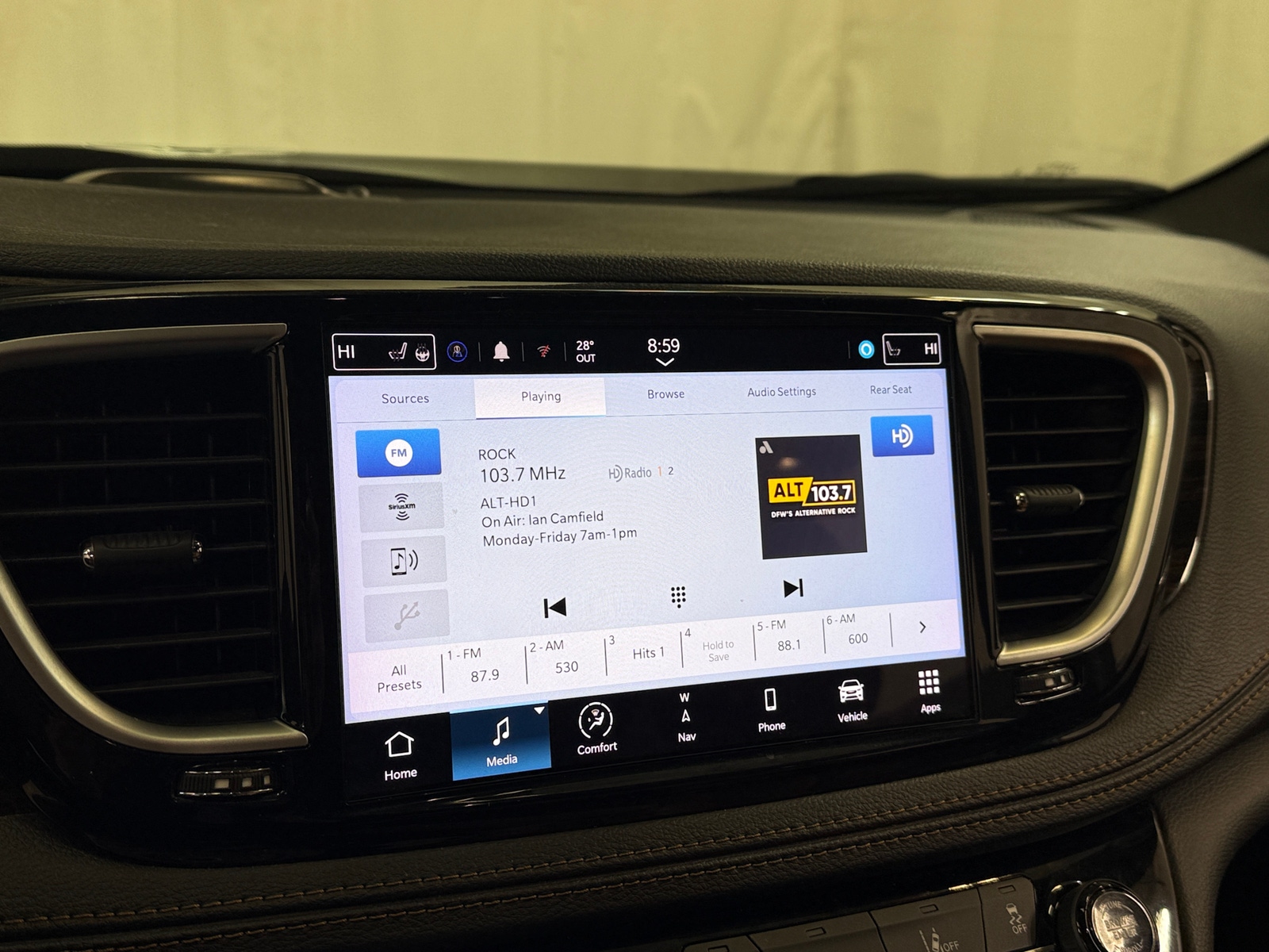 Thumbnail: 2022 Chrysler Pacifica - 3