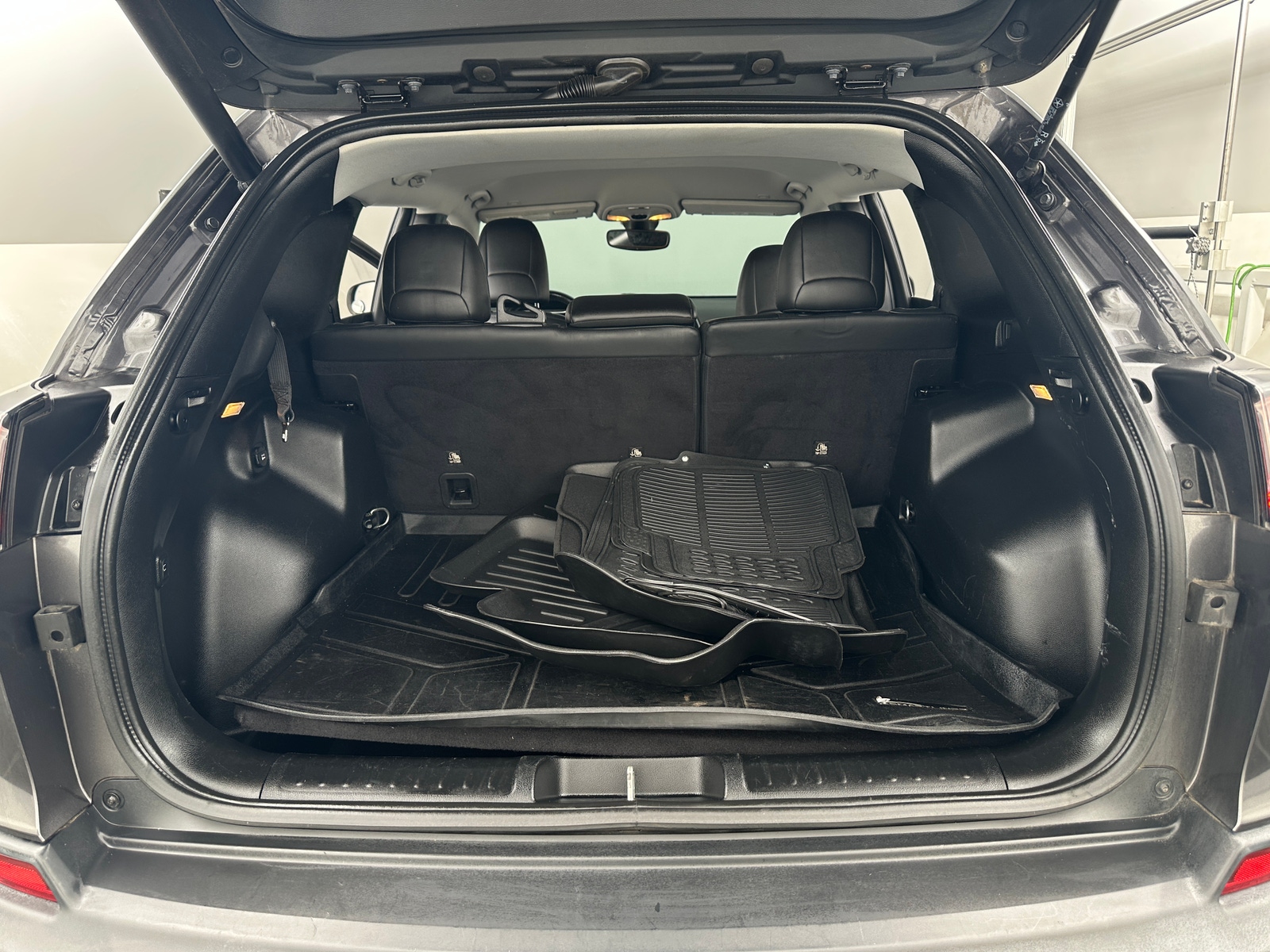 Thumbnail: 2019 Jeep Cherokee - 6