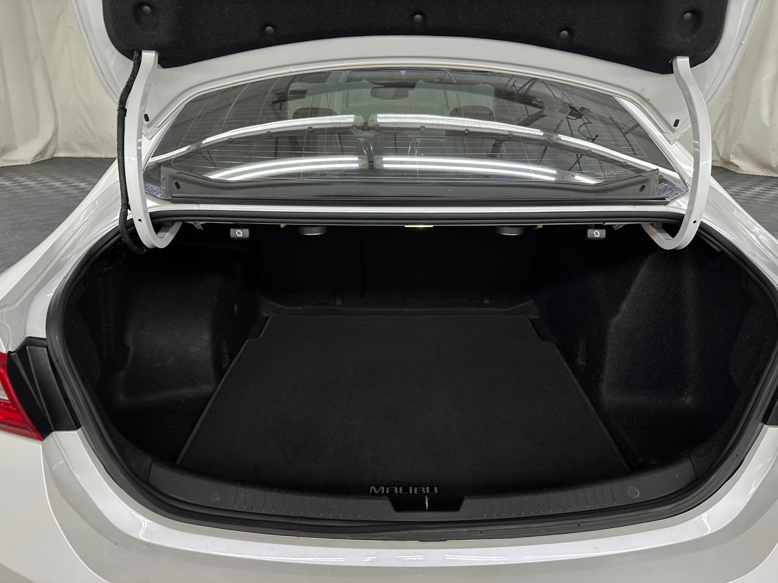 Thumbnail: 2018 Chevrolet Malibu - 6