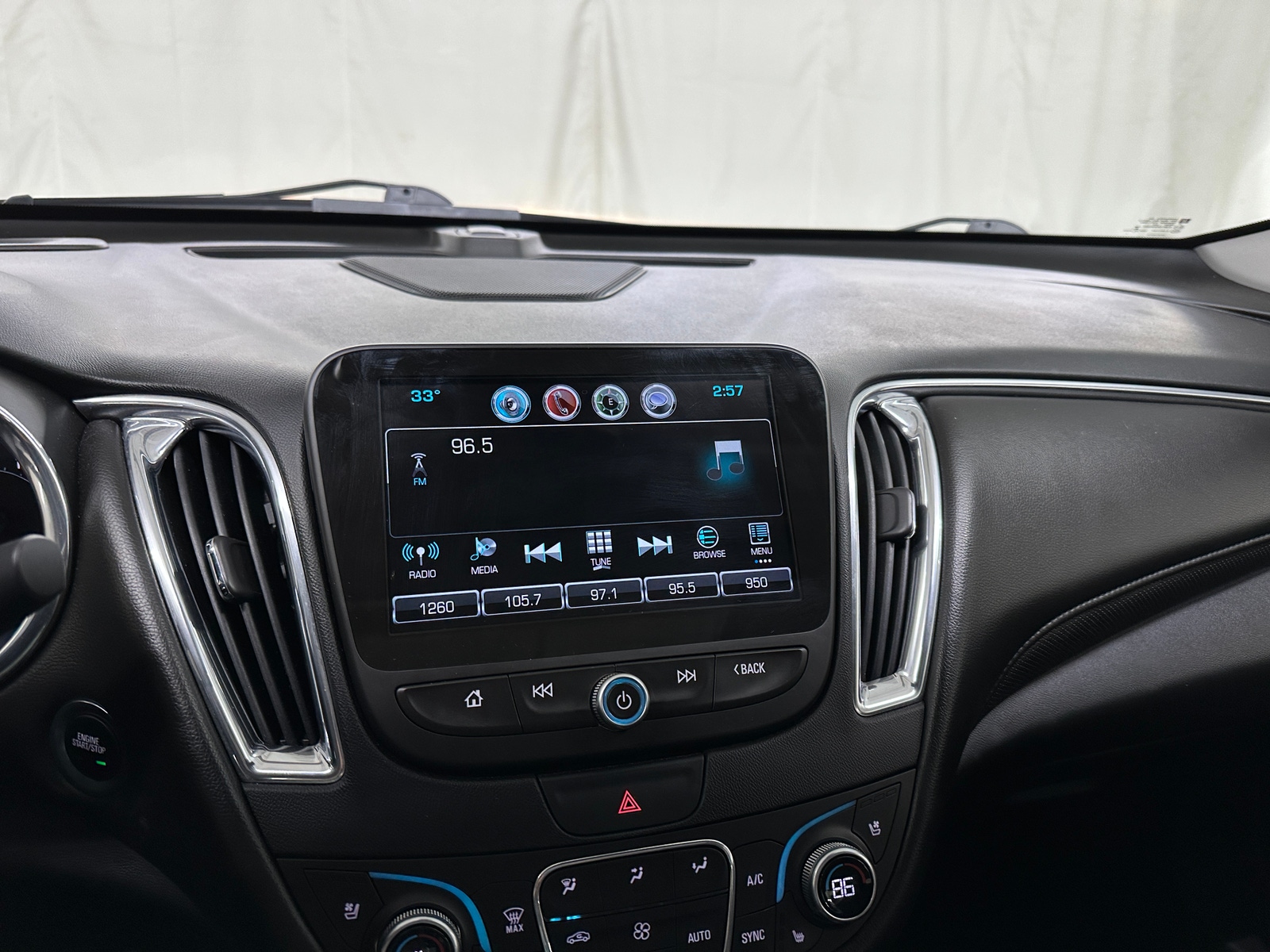 Thumbnail: 2018 Chevrolet Malibu - 3