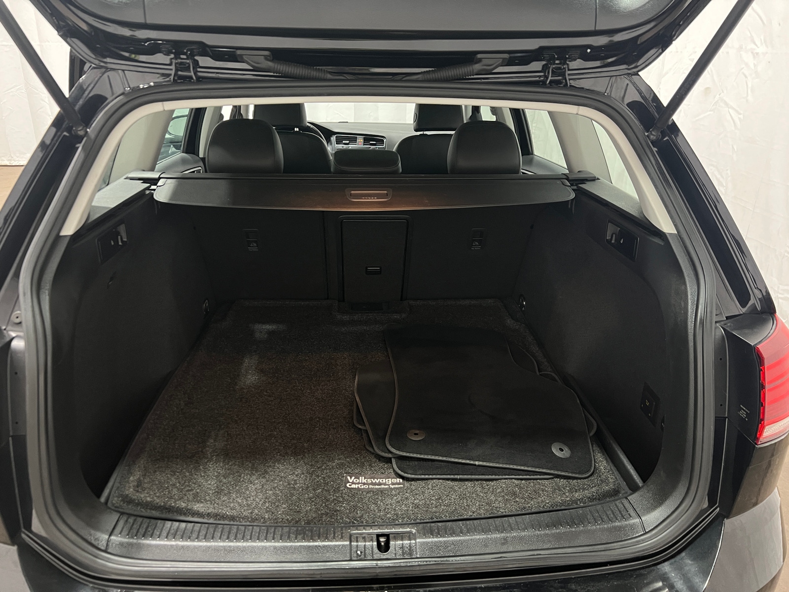 Thumbnail: 2019 Volkswagen e-Golf - 6