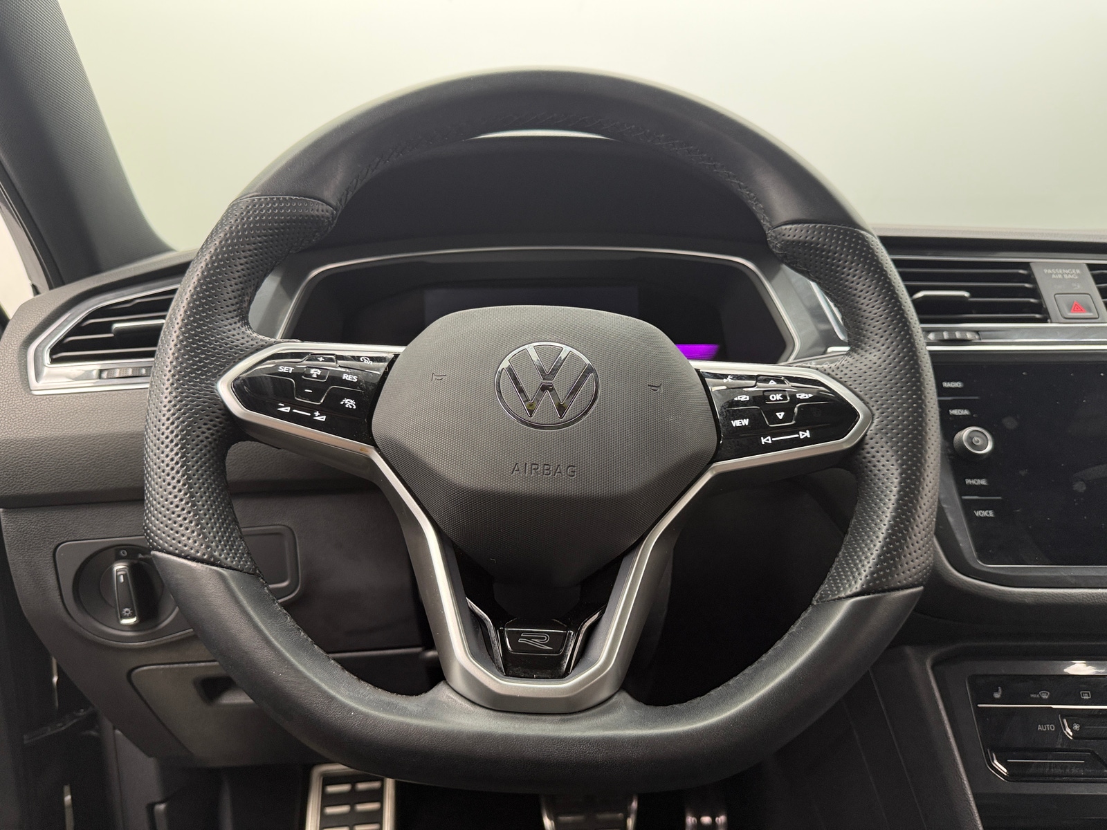 Thumbnail: 2023 Volkswagen Tiguan - 4