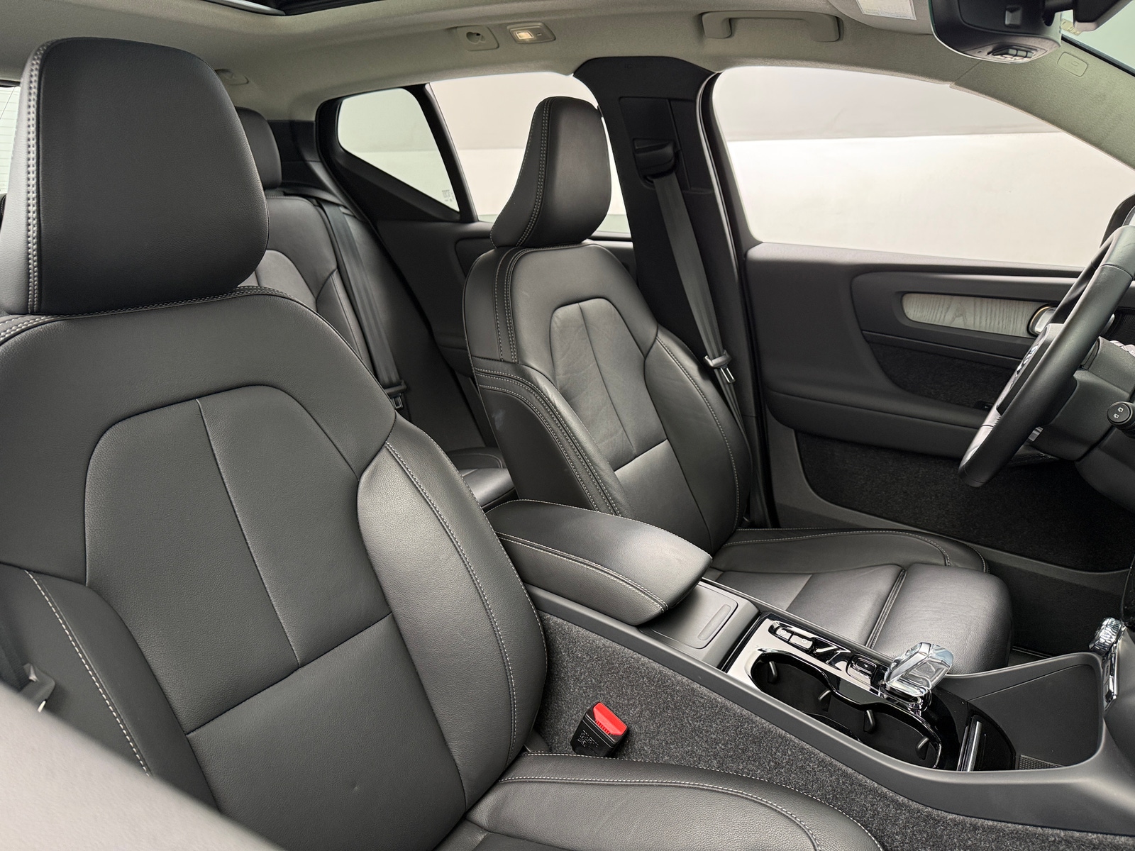 Thumbnail: 2025 Volvo XC40 - 2