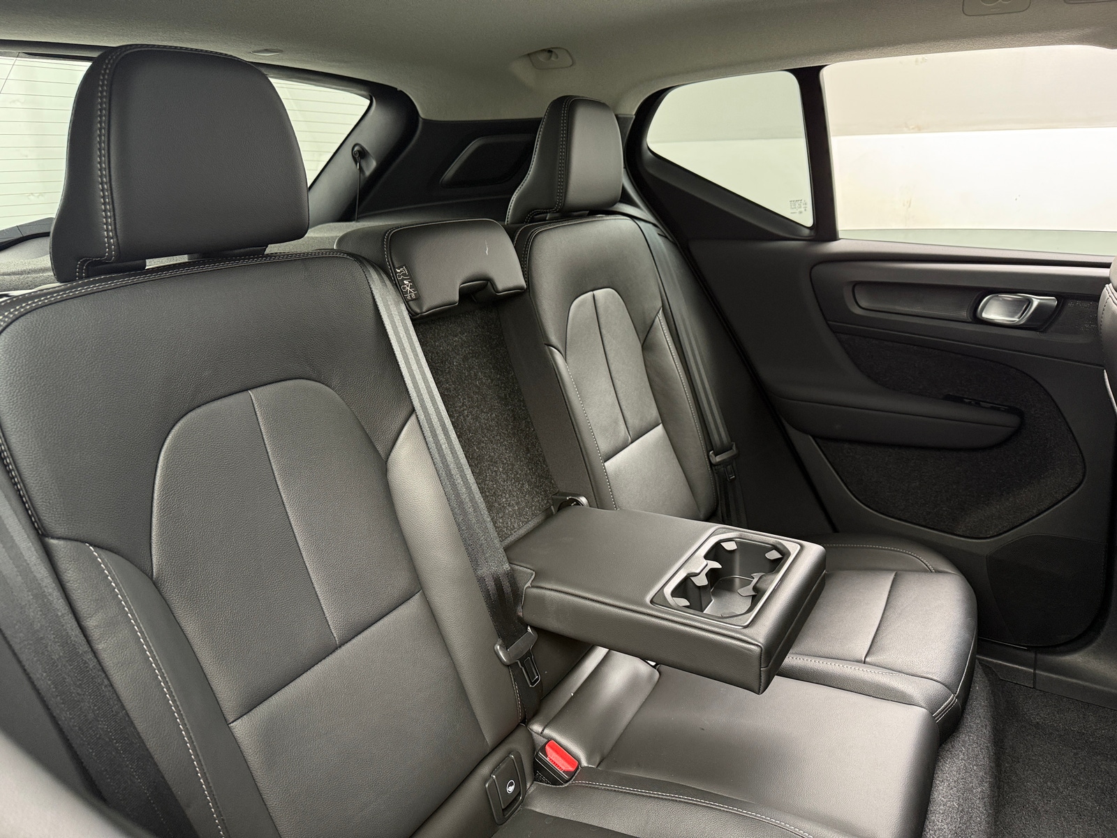 Thumbnail: 2025 Volvo XC40 - 6